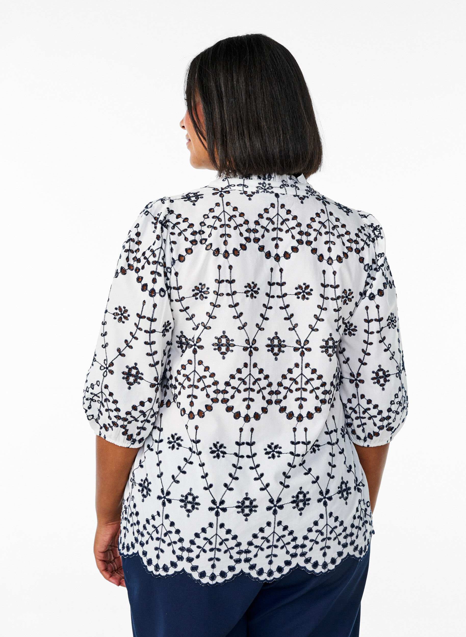 Zizzi Bluse mit 3/4-&Auml;rmeln und kontrastierender Broderie Anglaise, Wei&szlig;, Model image number 2