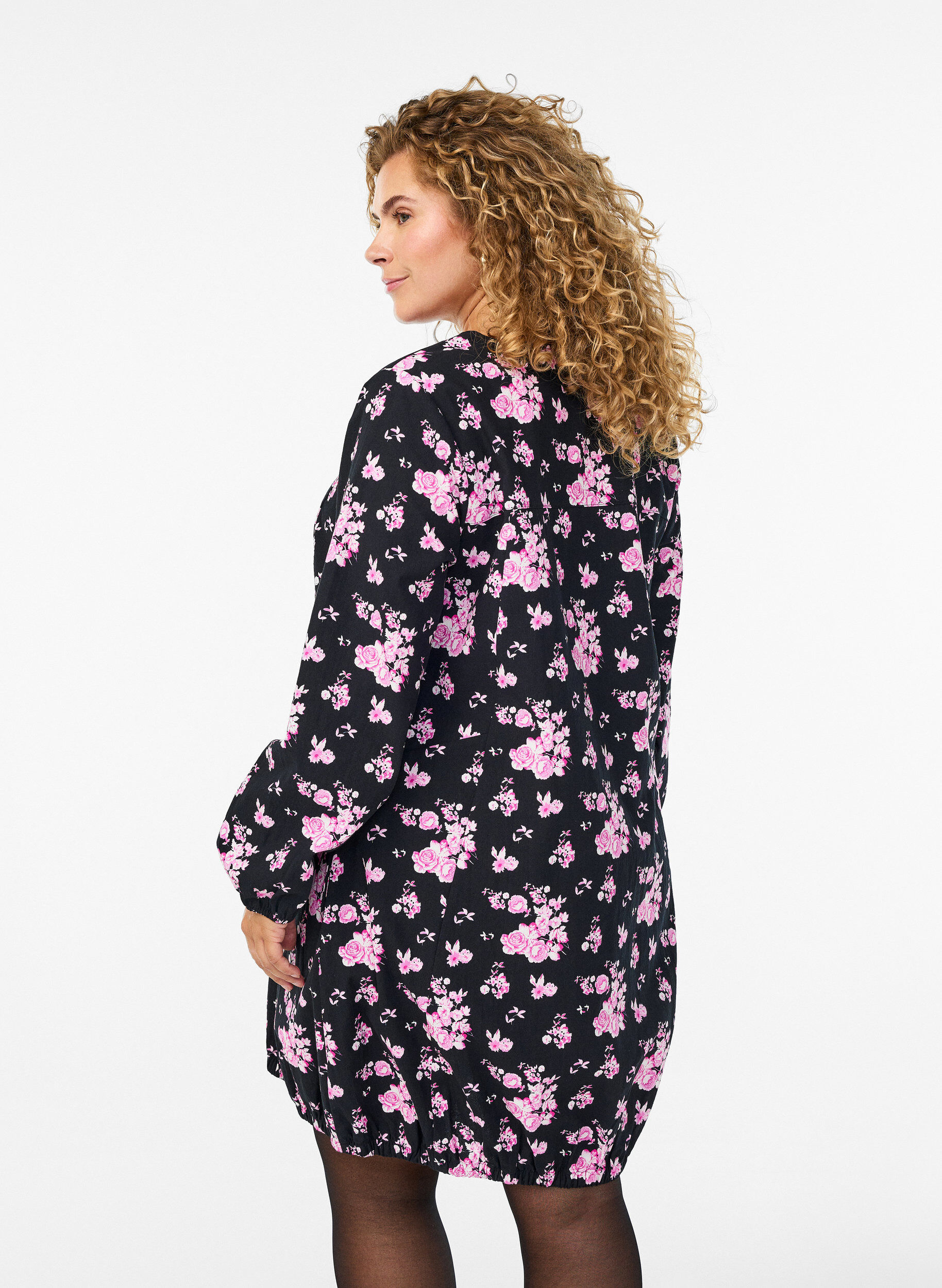 Zizzi Kurzes Baumwollkleid mit Gummisaum und langen &Auml;rmeln, Schwarz, Model image number 2