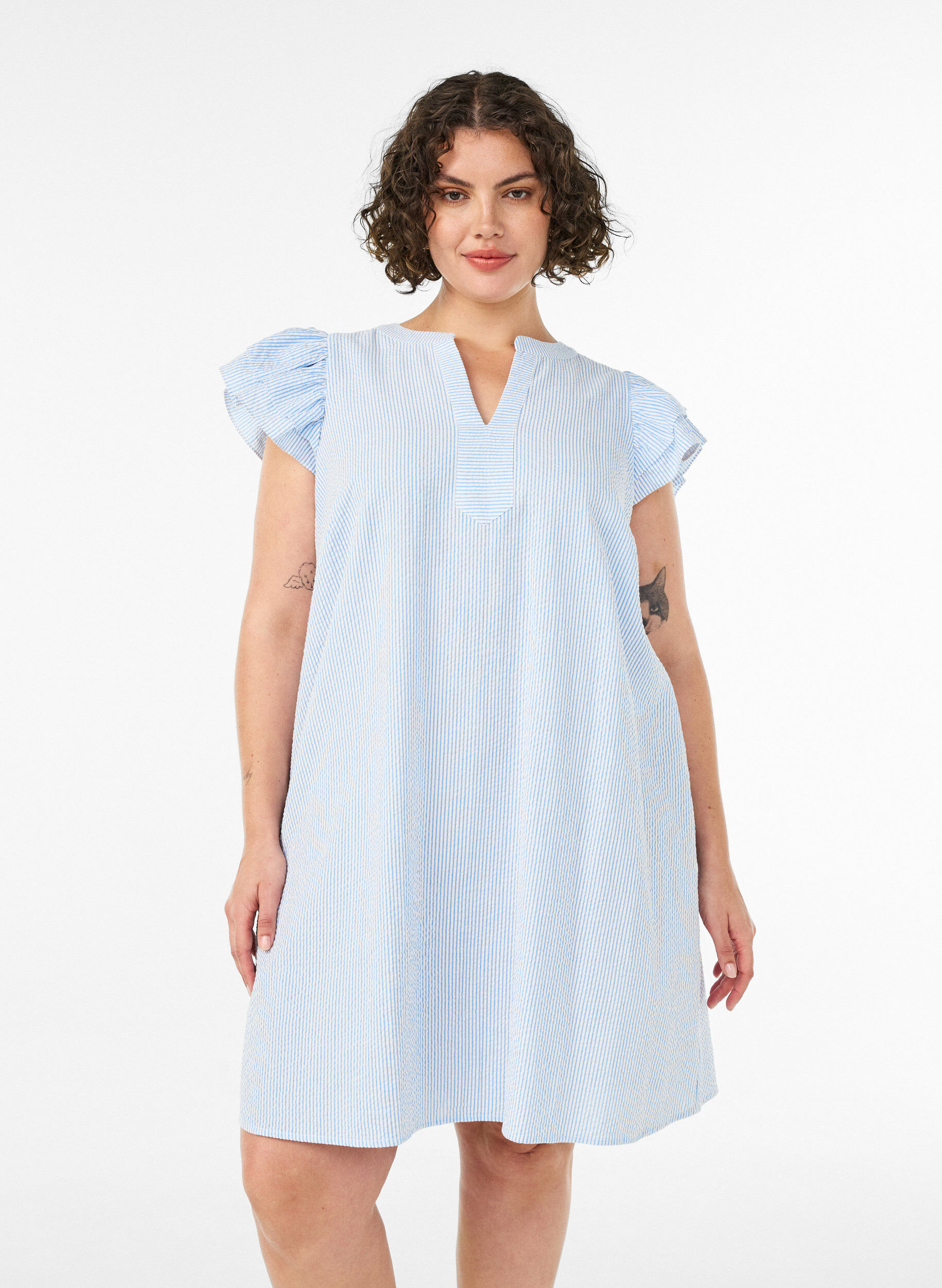Gestreiftes Kleid aus Baumwolle mit R&uuml;schen und A-Linien-Schnitt, Blau, Model