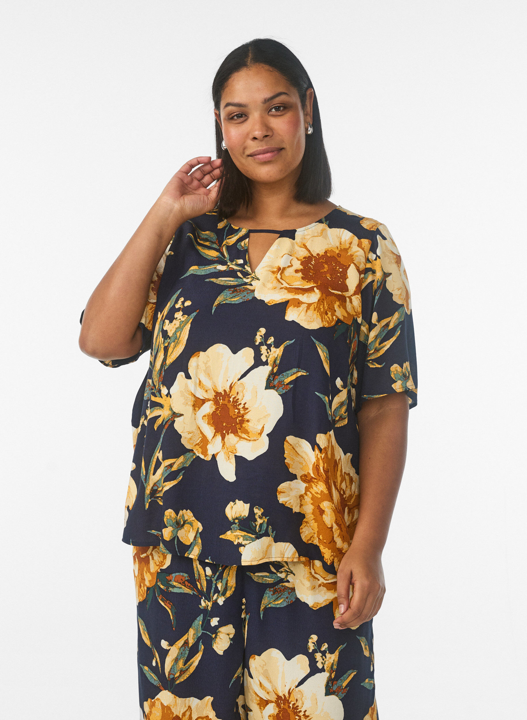 Zizzi Kurz&auml;rmelige Bluse aus Viskose mit Print, Blau, Model image number 0