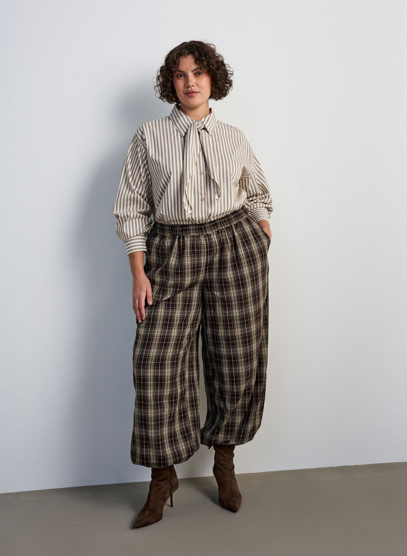 Gestreiftes Hemd mit abnehmbarer Schluppe, Beige, Model image number 1