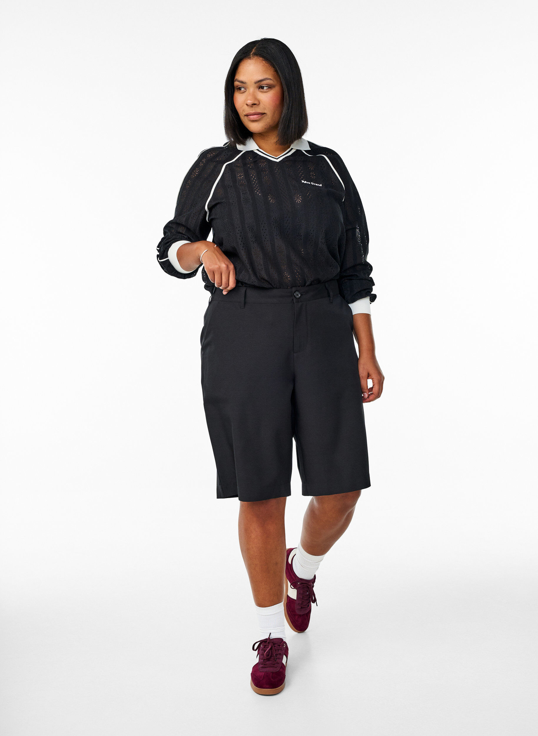 Zizzi Bermuda-Shorts mit hoher Taille, Schwarz, Model image number 1