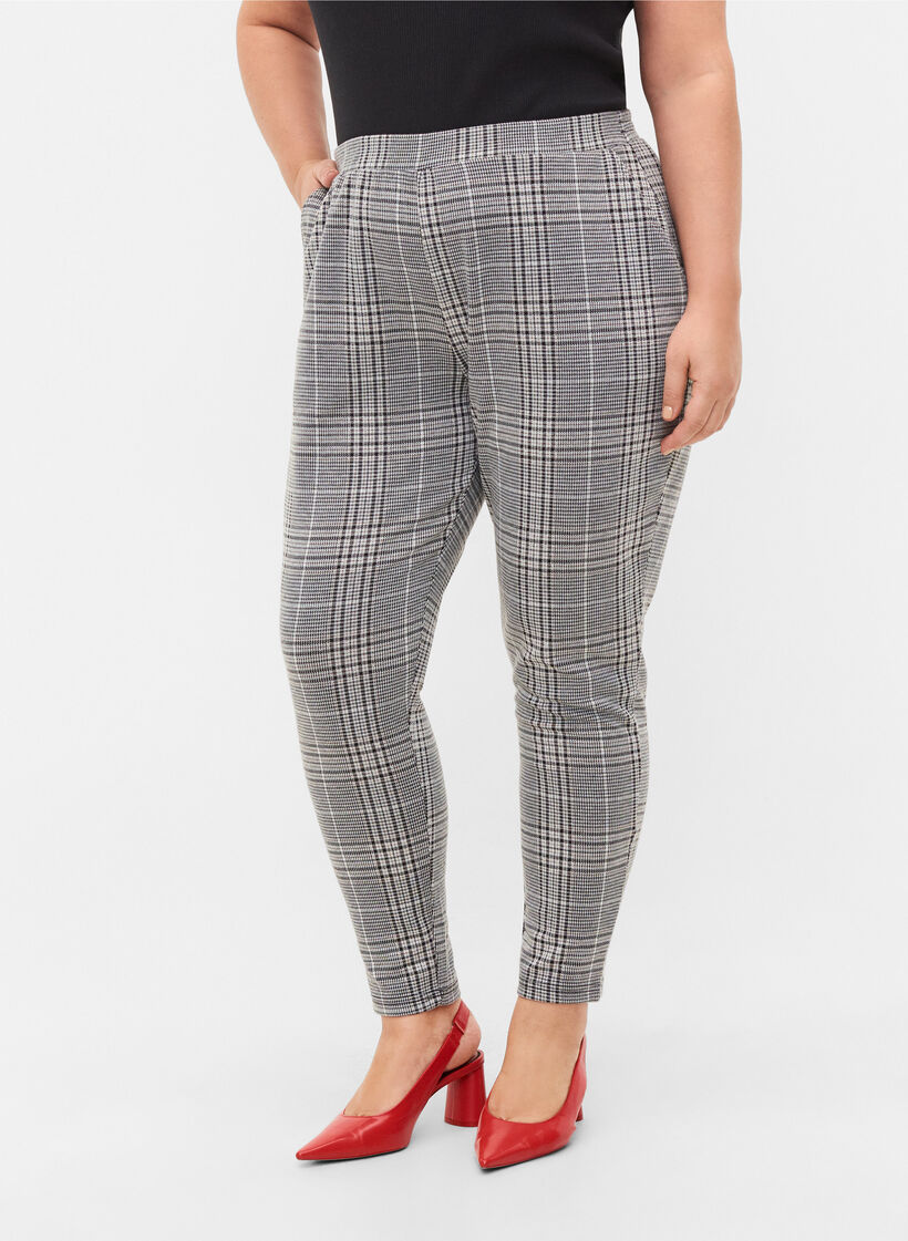 Cropped Hose Maddison mit Karomuster, Black Check, Model image number 2