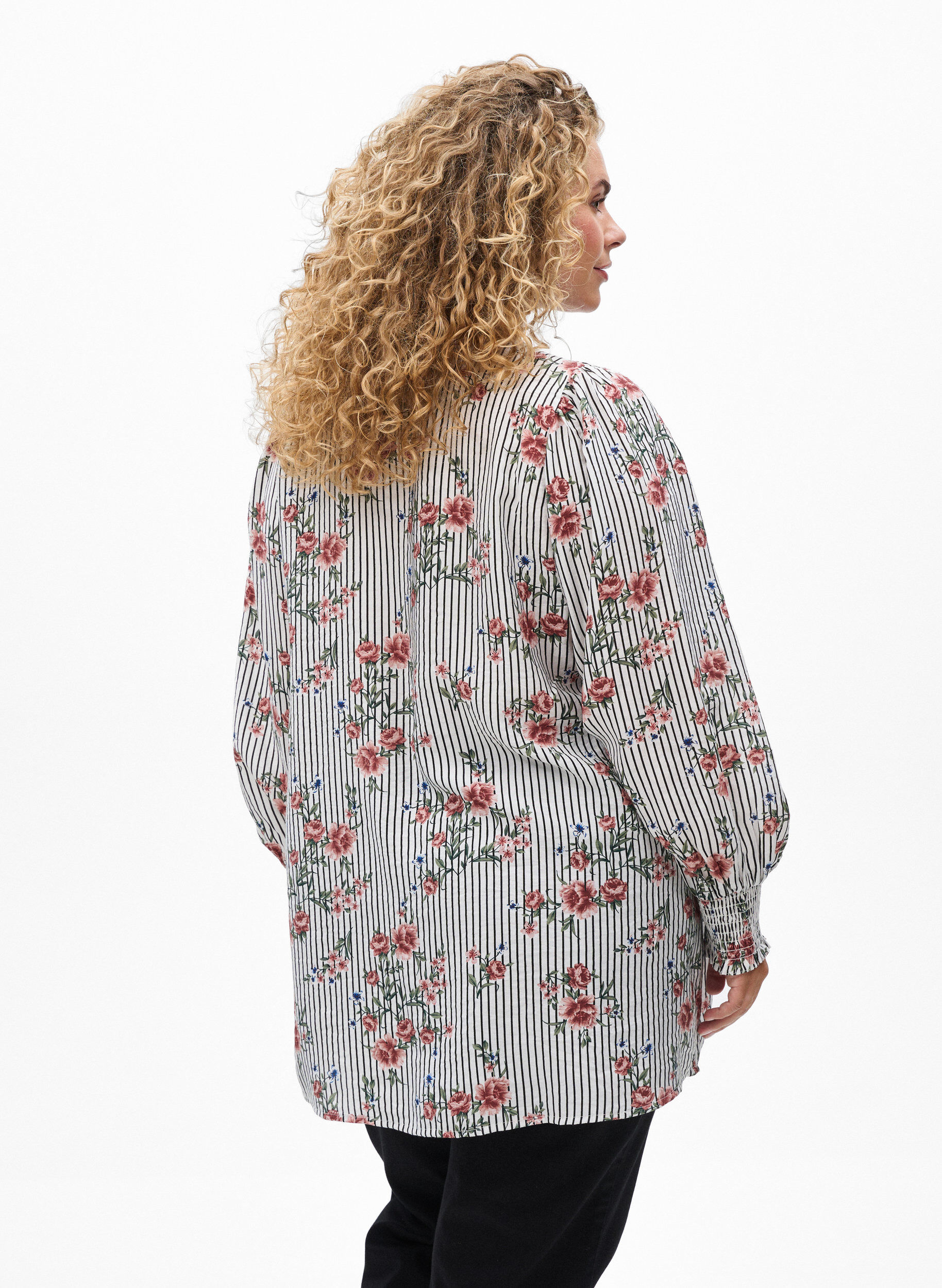 Zizzi Bluse mit gebl&uuml;mtem Print und Bindedetail, Schwarz, Model image number 2