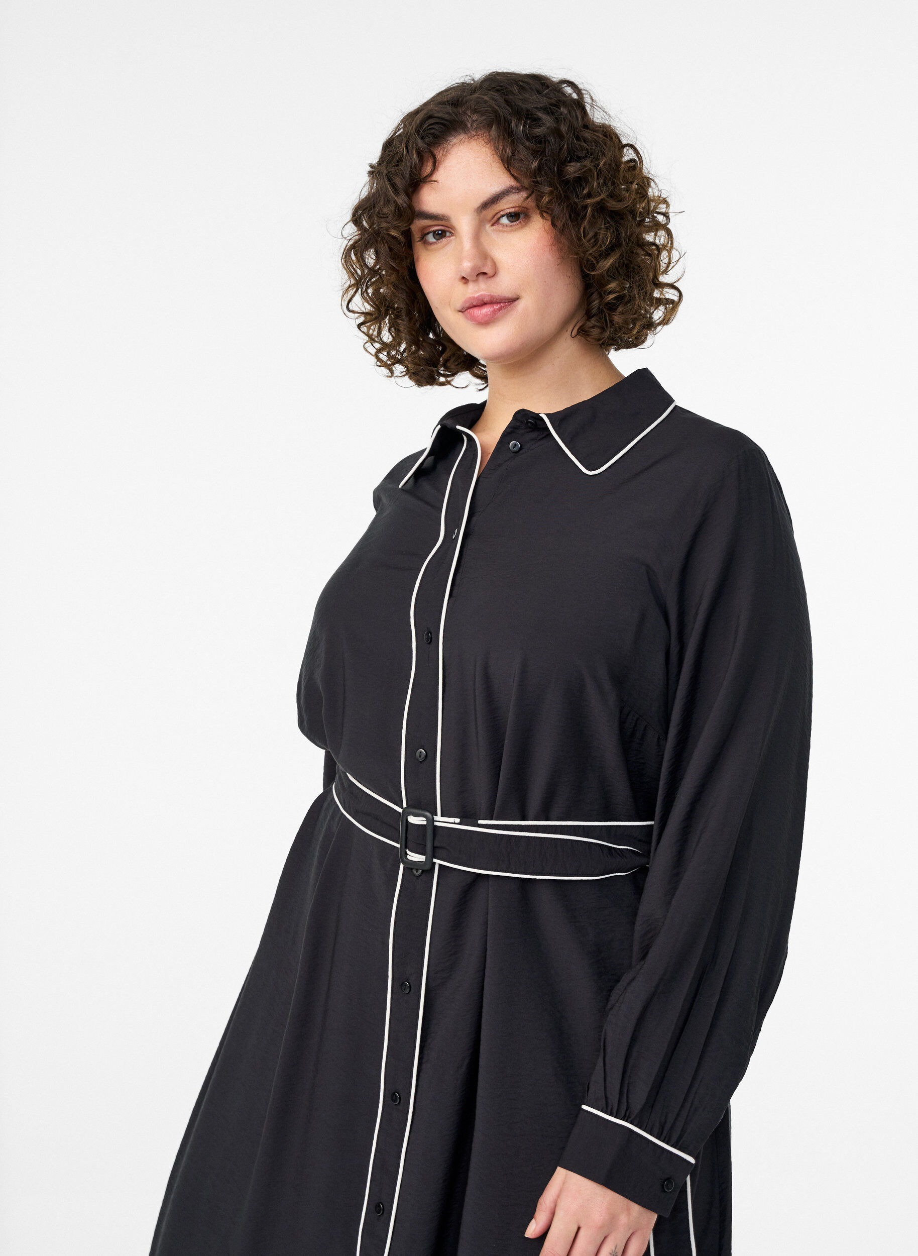 Zizzi Midi-Hemdkleid mit Kontrastkanten, Schwarz, Model image number 2
