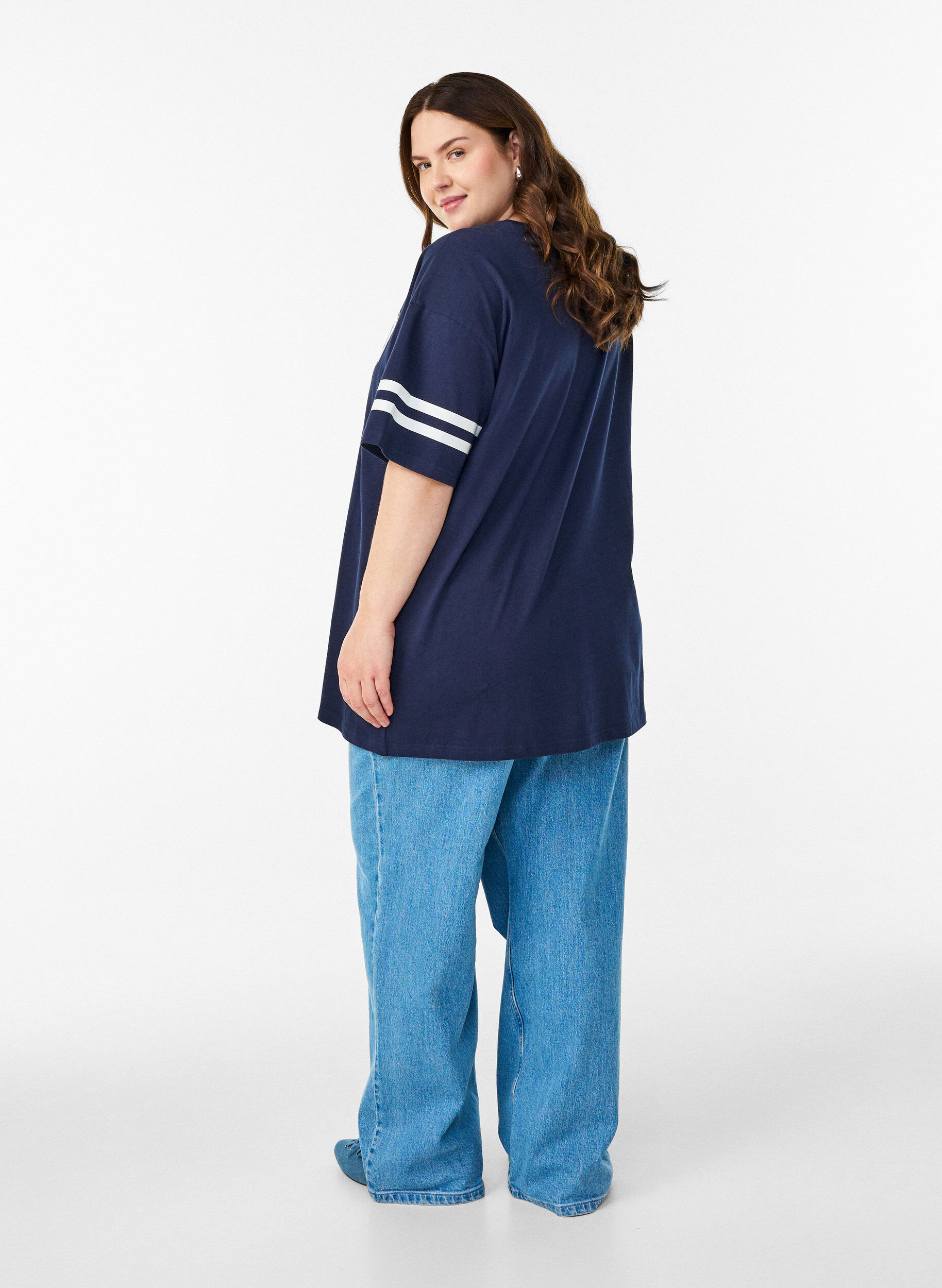 Zizzi Sportliches Oversize-College-T-Shirt, Blau, Model image number 2