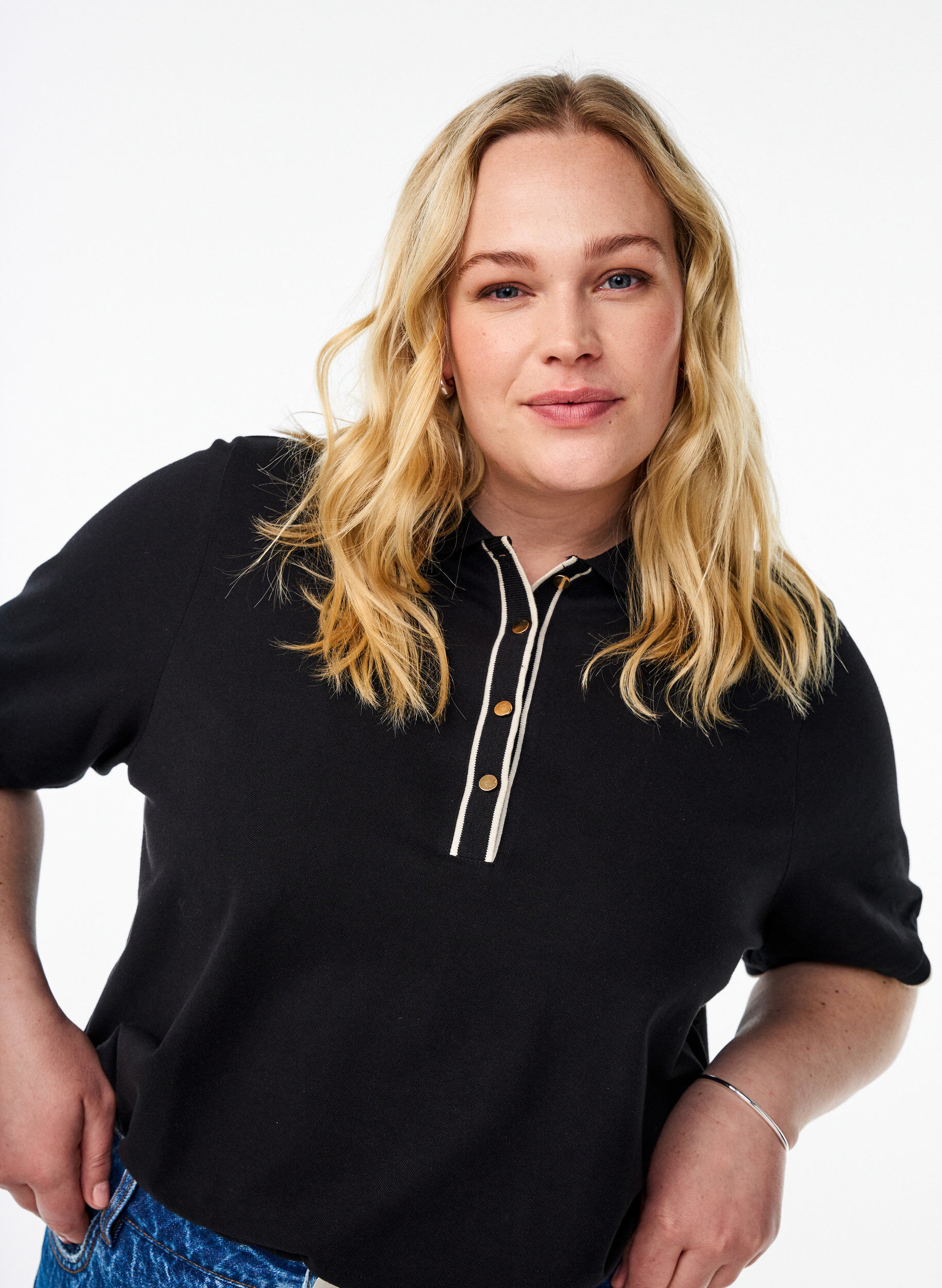 Zizzi Poloshirt mit kurzen &Auml;rmeln, Schwarz, Model image number 3