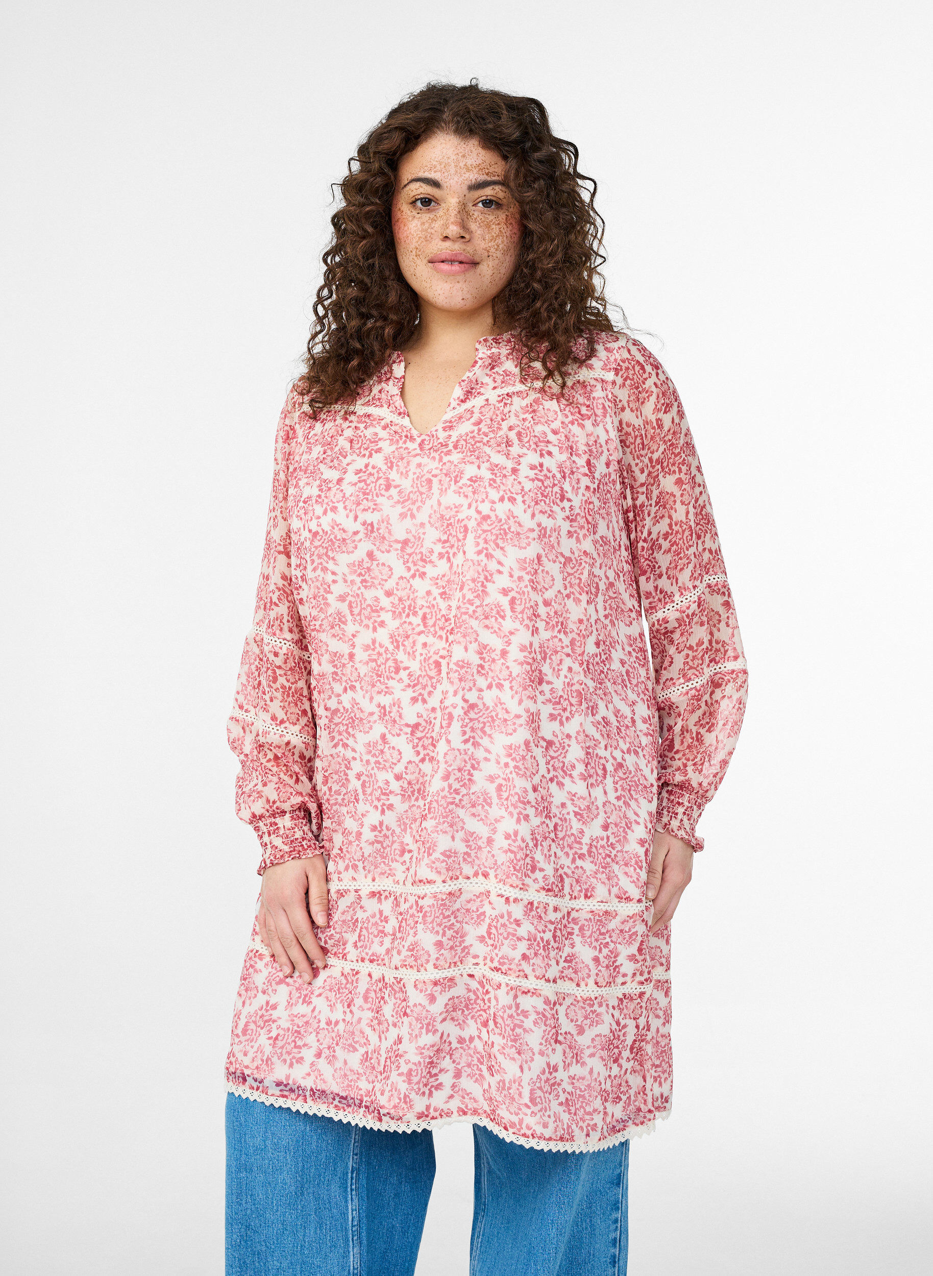 Zizzi Kurzes Chiffonkleid mit H&auml;kel&shy;details, Rot, Model image number 2