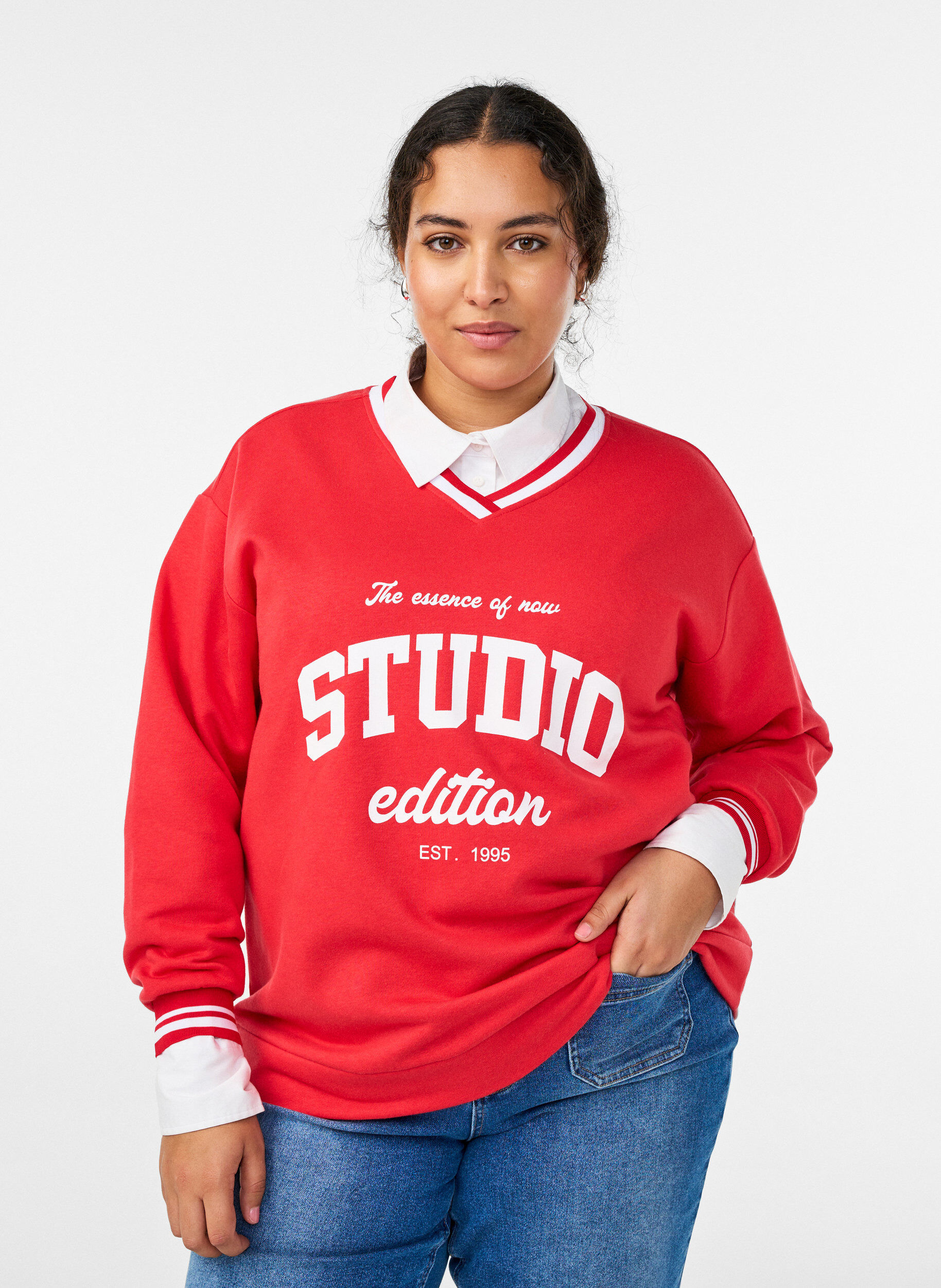 Sweatshirt mit V-Ausschnitt und Textprint, Rot, Model