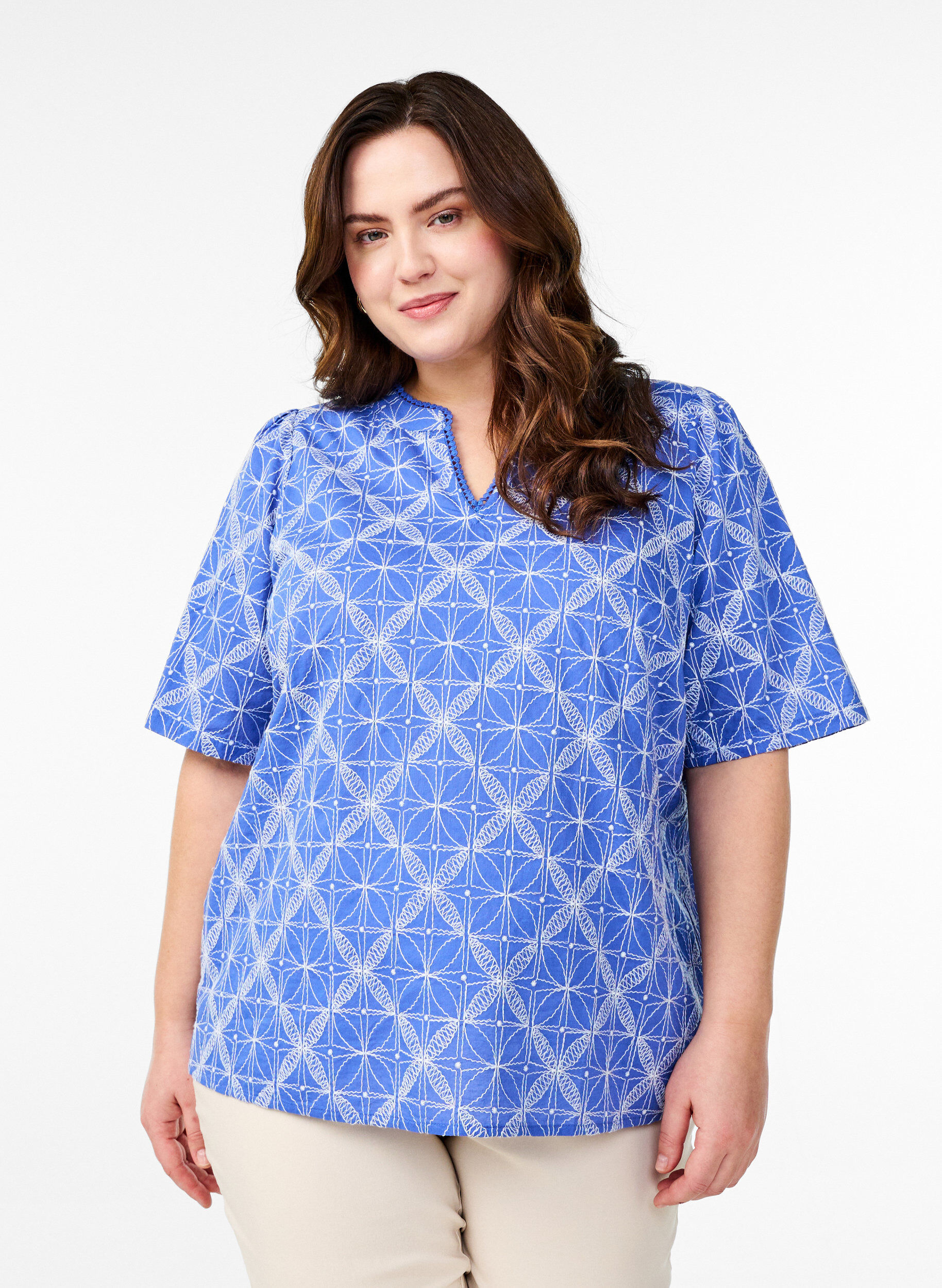 Zizzi Bluse mit kurzen &Auml;rmeln und aufgesticktem Muster, Blau, Model image number 0