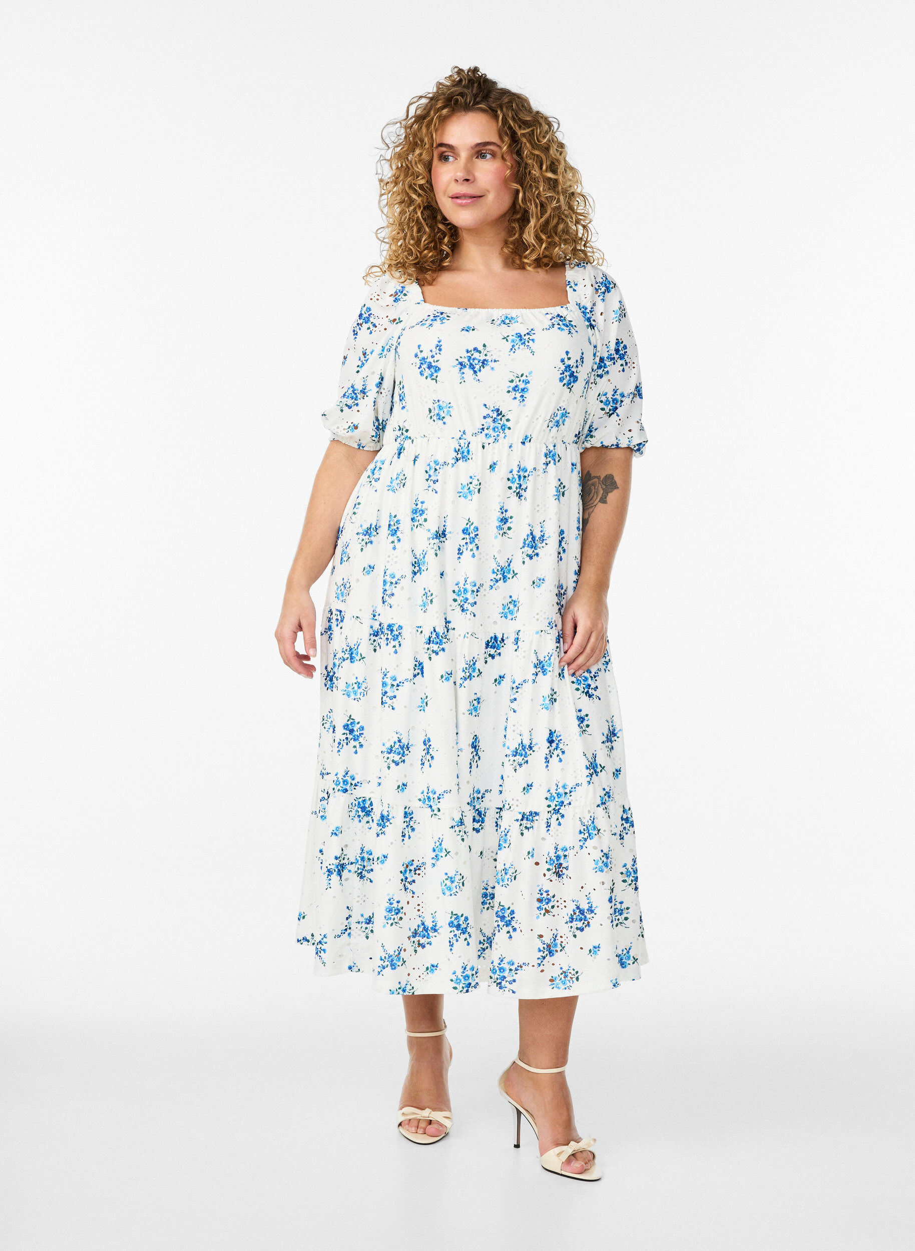 Zizzi Kn&ouml;chellanges Kleid mit Blumenprint und Lochstickerei, Wei&szlig;, Model image number 0