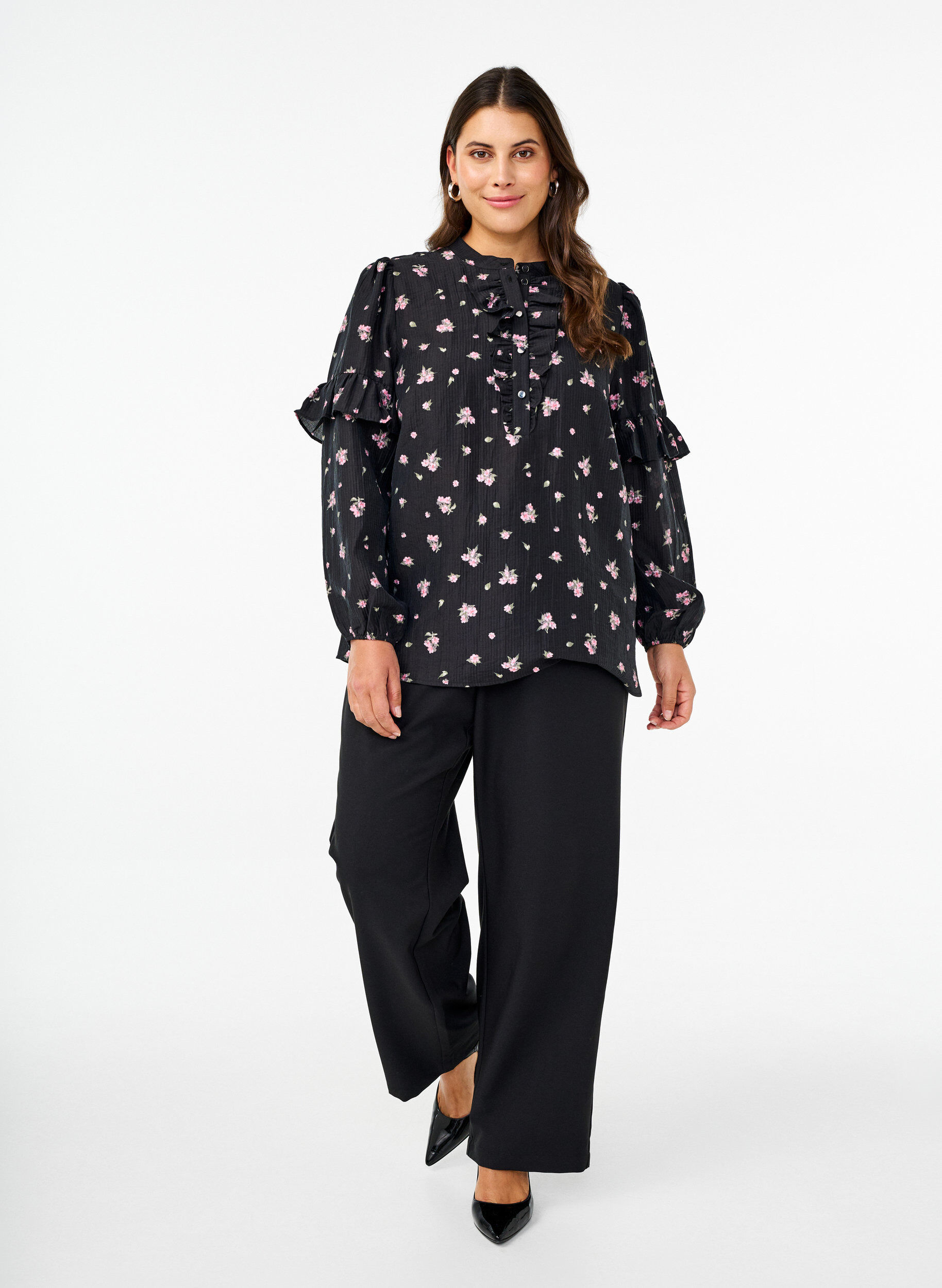 Zizzi Gebl&uuml;mte Bluse aus Lyocell, Schwarz, Model image number 1