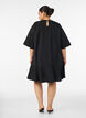 Kurzes Kleid mit lockerer Passform und R&uuml;schensaum, Schwarz, Model image number 2
