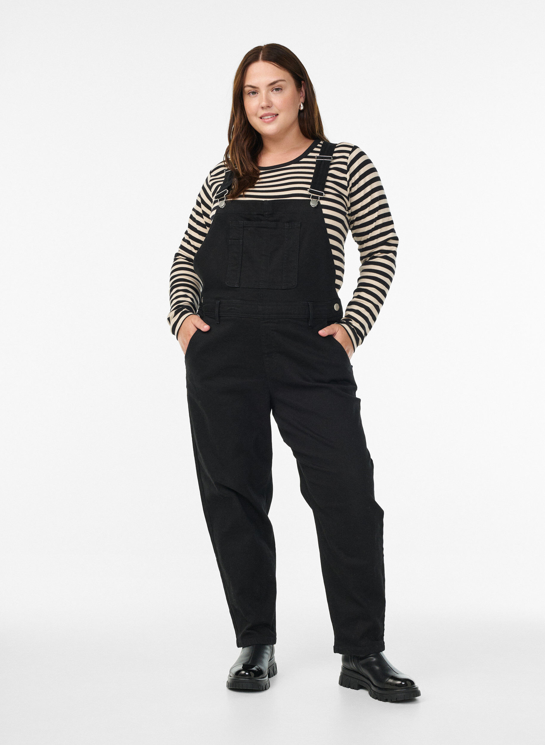 Zizzi Jeans-Latzhosen, Schwarz, Model image number 0