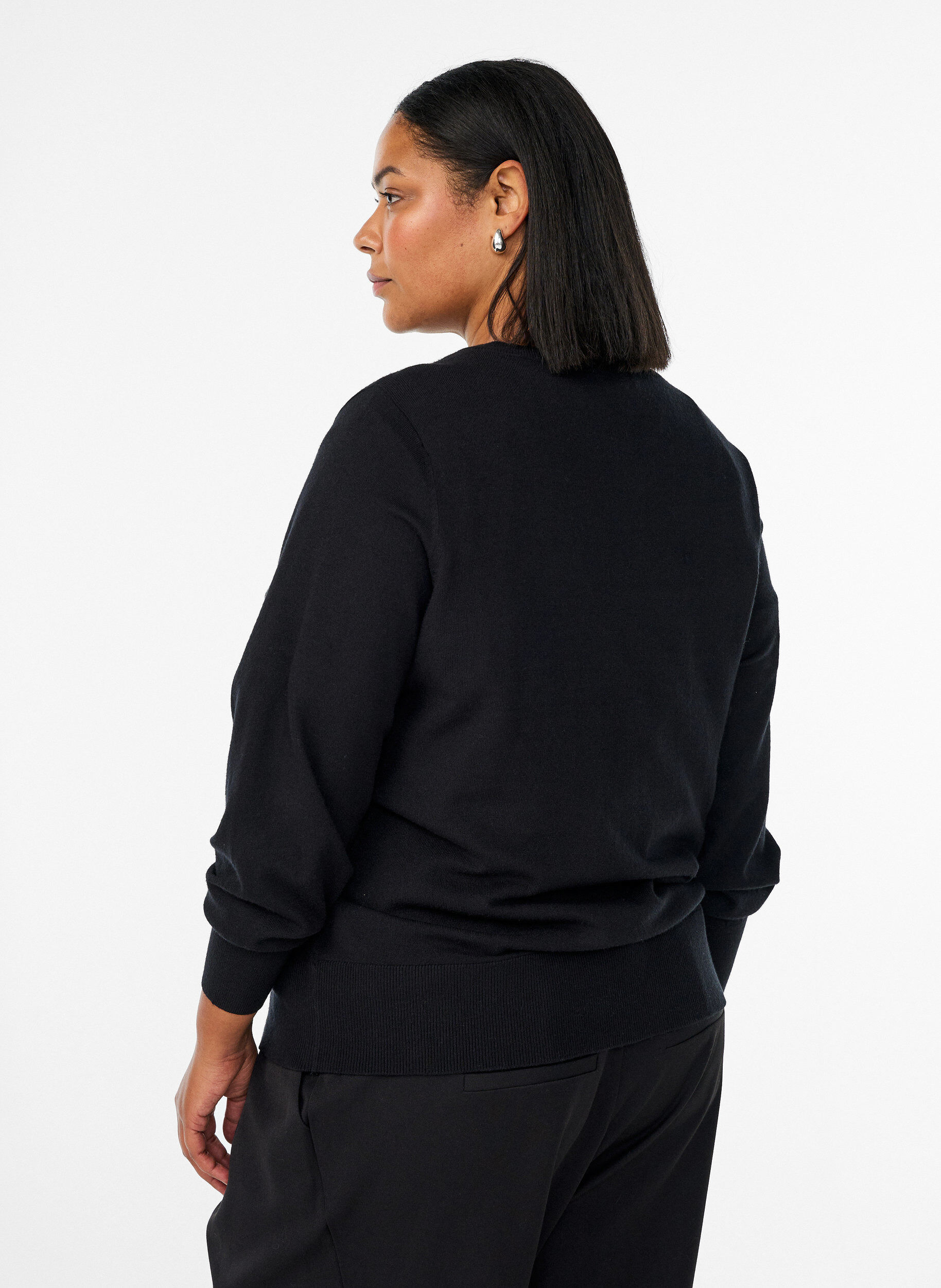 Zizzi Strickjacke mit Rundhalsausschnitt und stoffbezogenen Kn&ouml;pfen, Schwarz, Model image number 2