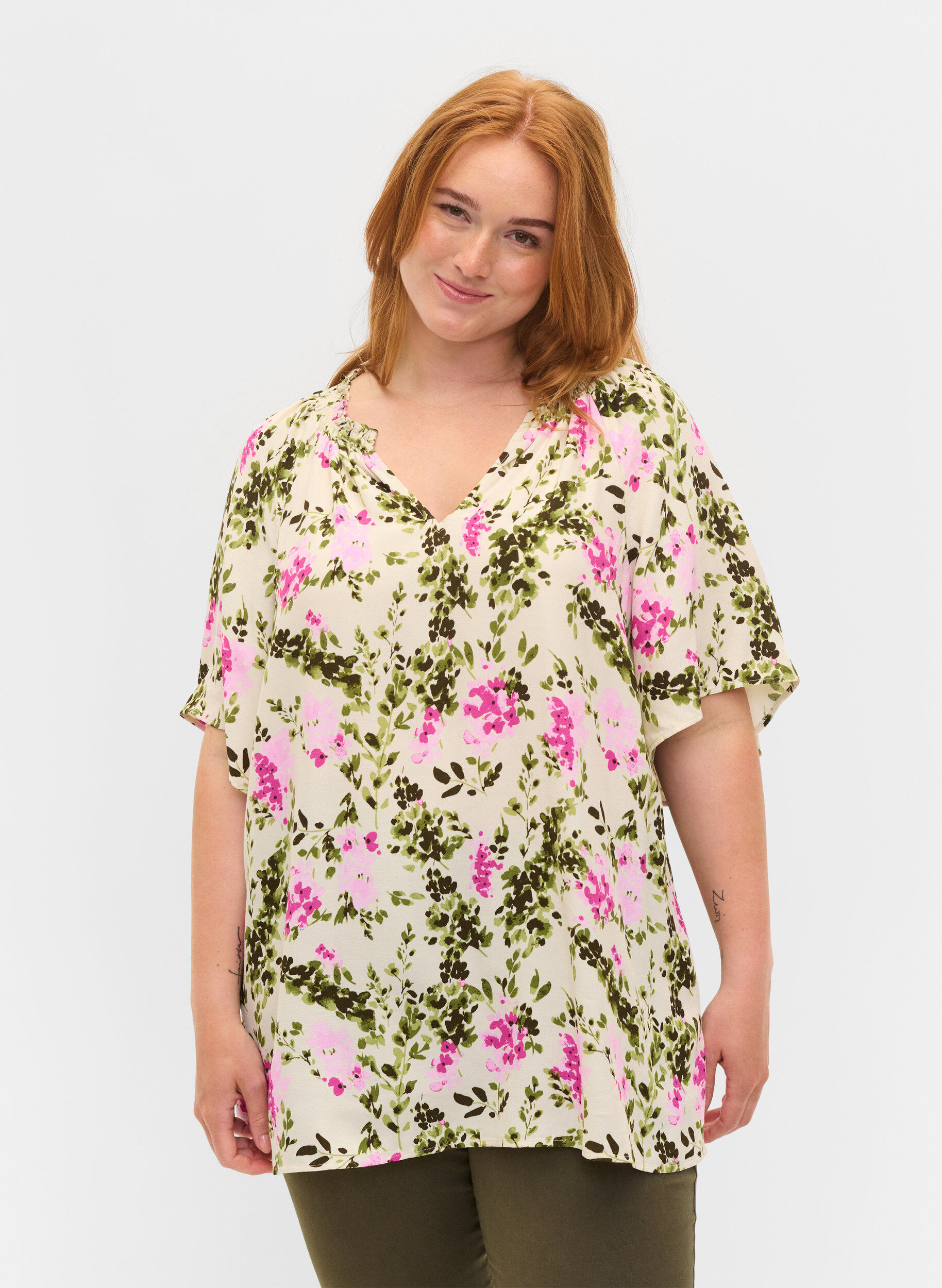 Zizzi Viskosebluse mit kurzen &Auml;rmeln, Green Pink AOP, Model image number 0