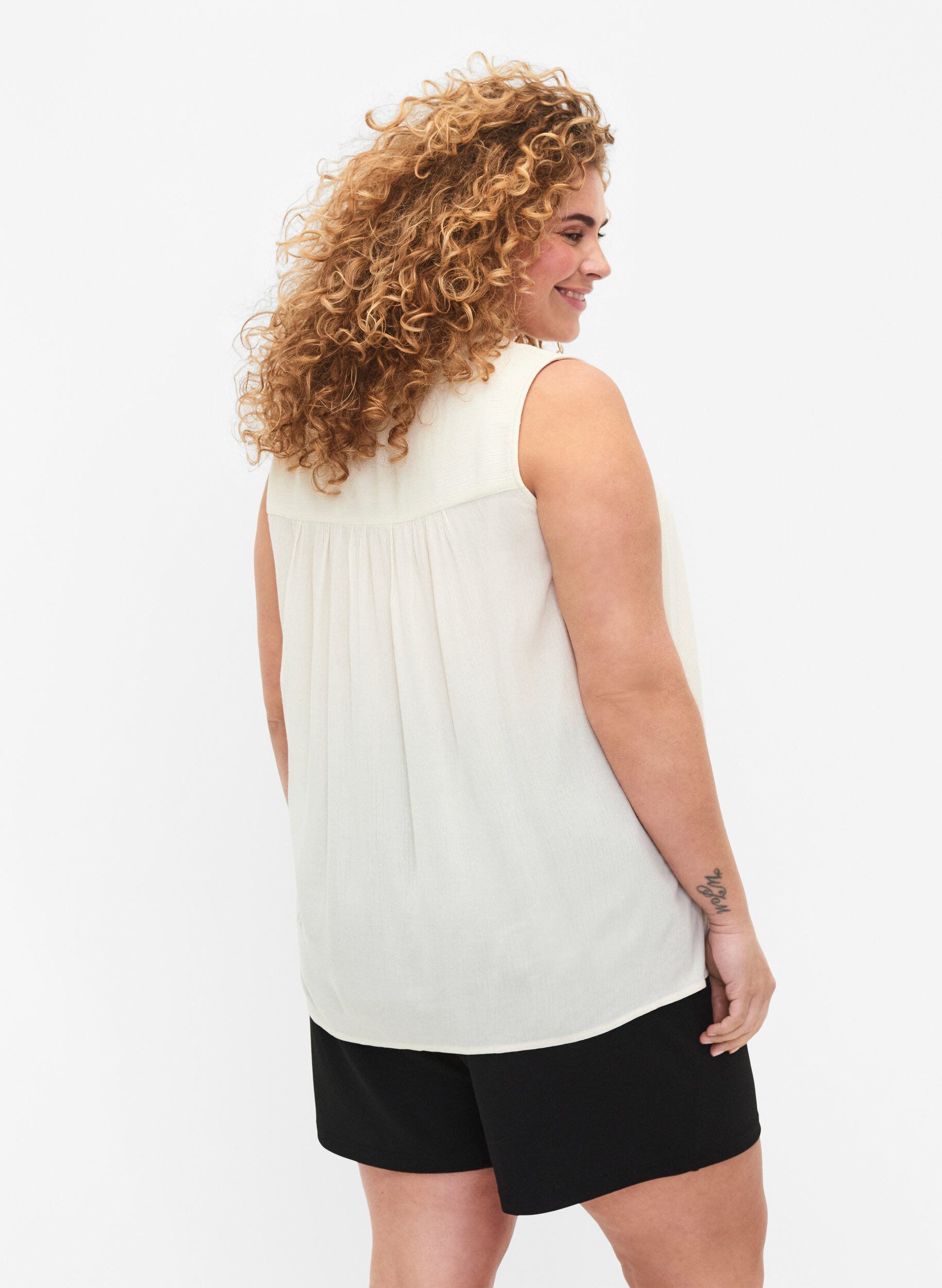 Zizzi &Auml;rmellose Bluse aus Viskose mit H&auml;keldetails, Bone White, Model image number 1
