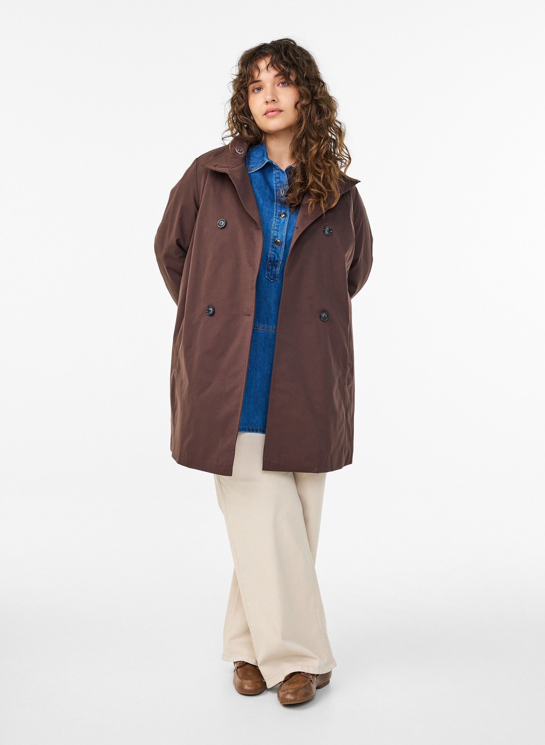 Zizzi Fr&uuml;hlingsjacke aus wasserabweisendem Material mit A-Linie, Braun, Model image number 1