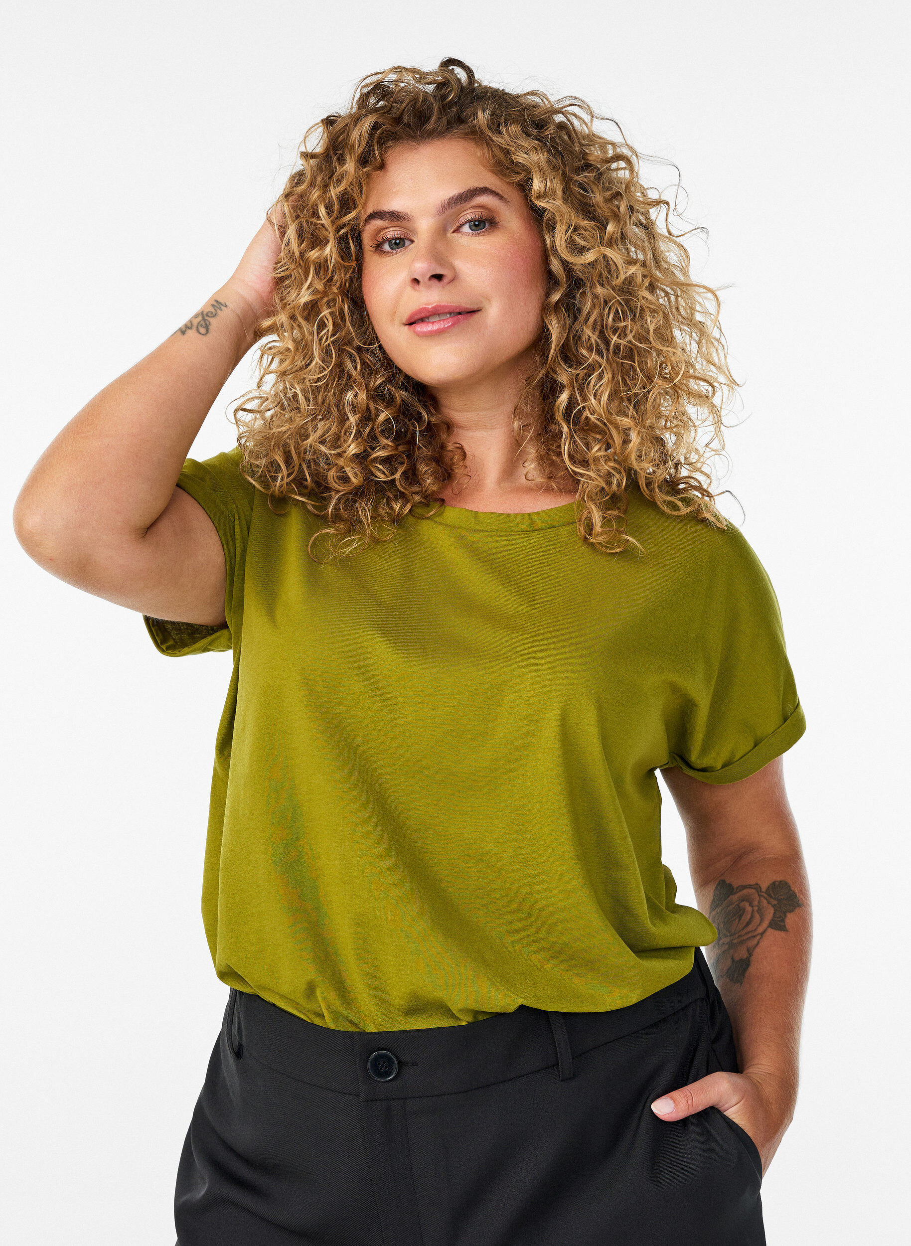 Kurz&auml;rmeliges T-Shirt aus einer Baumwollmischung, Gr&uuml;n, Model