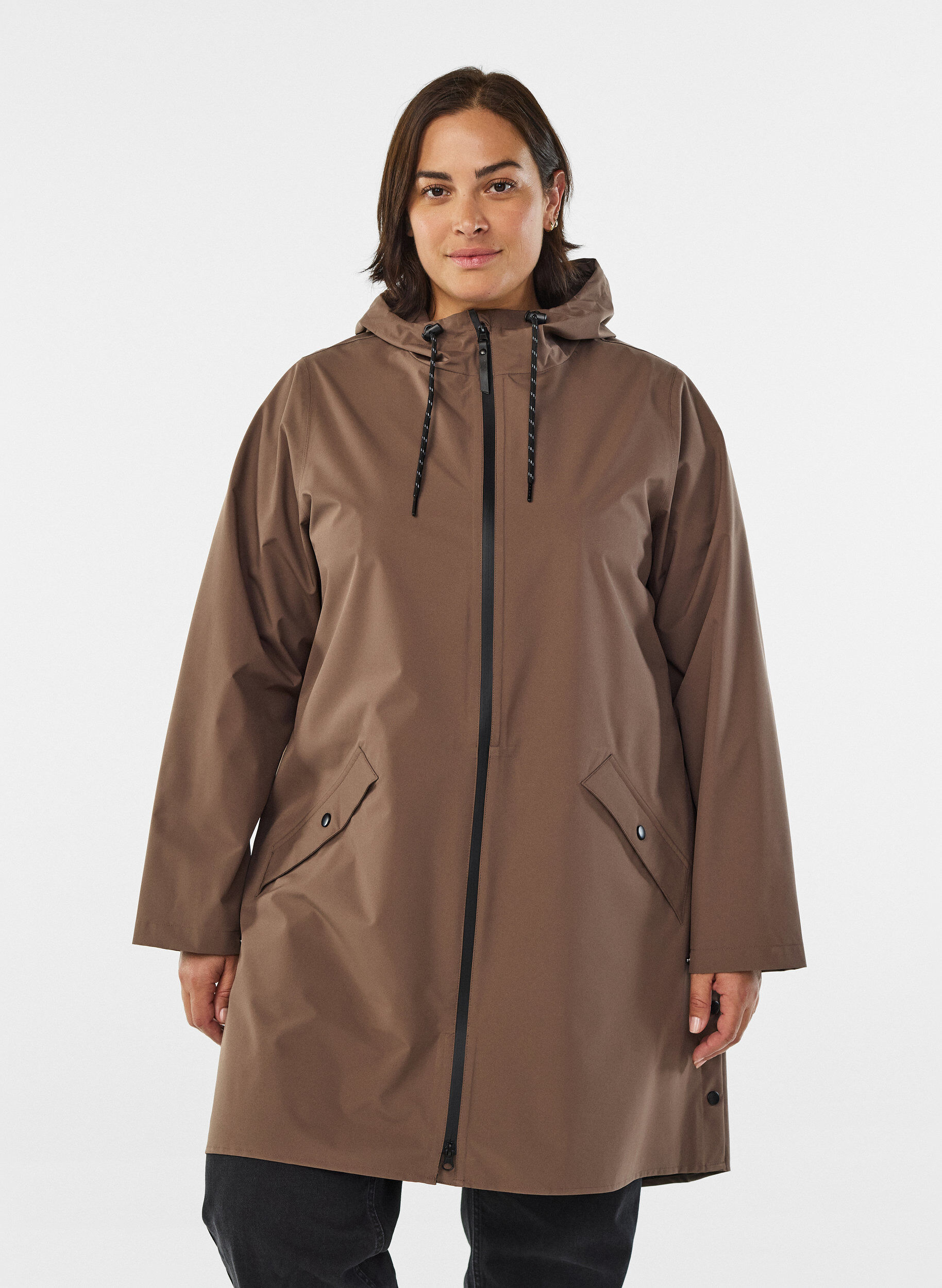 Regenjacke mit Taschen und Kapuze., Braun, Model