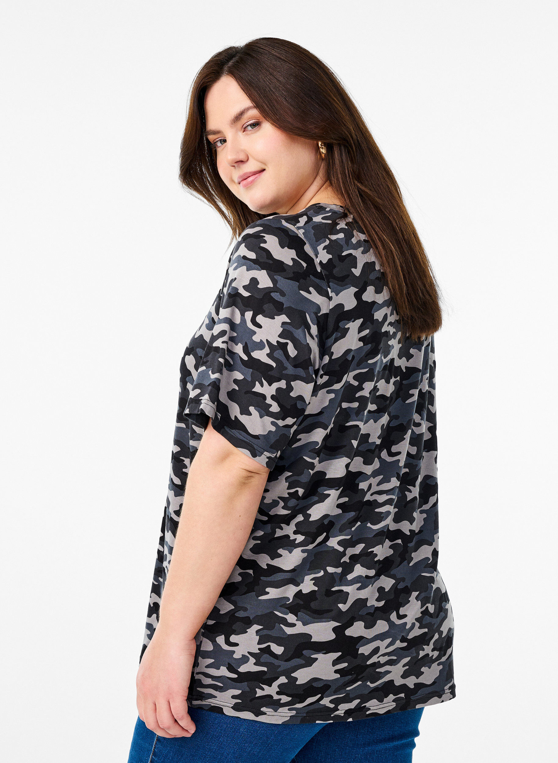 Zizzi T-Shirt mit TENCEL&trade; Lyocell und Tarnmuster, Grau, Model image number 2