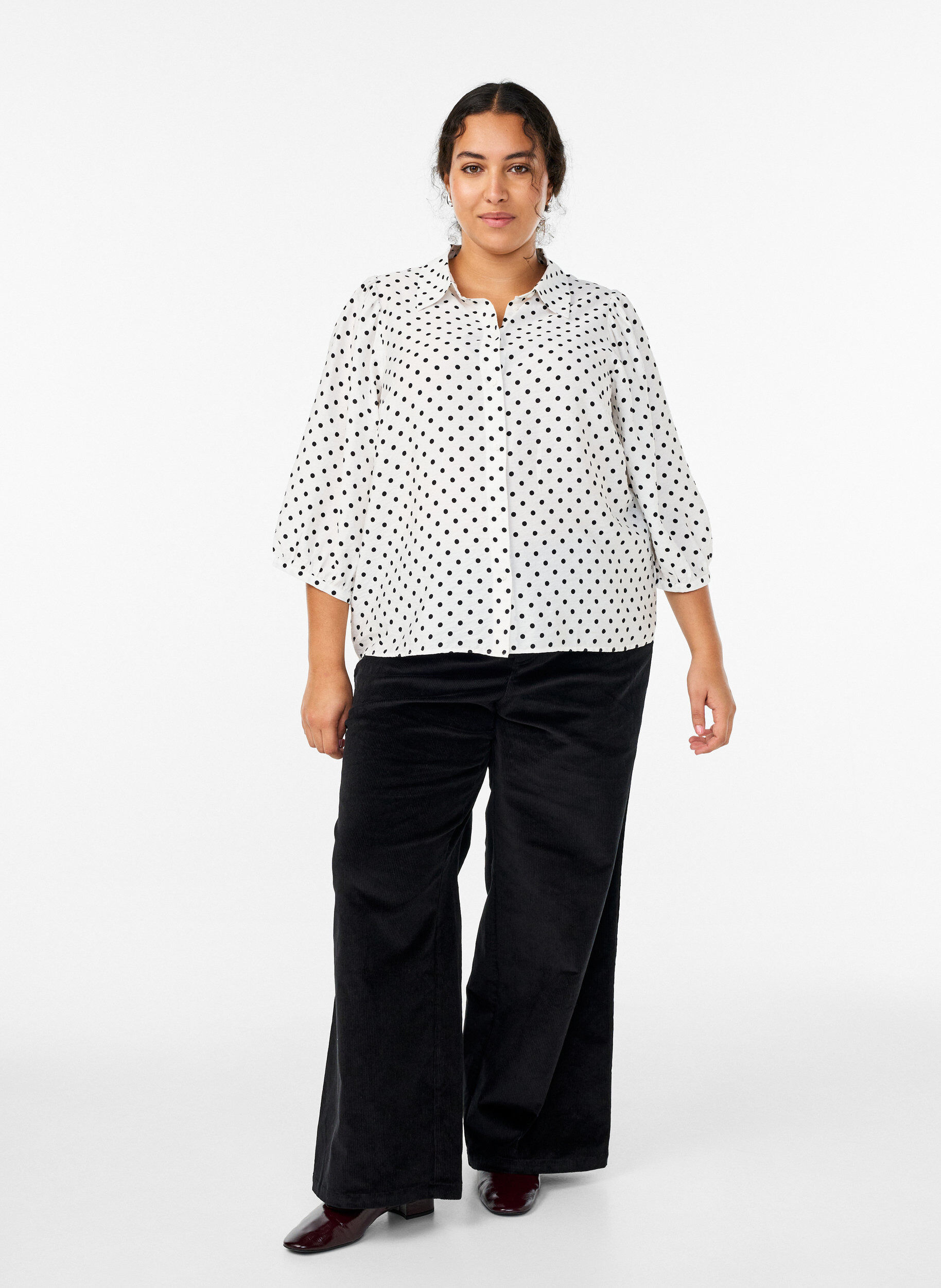 Zizzi Bluse mit P&uuml;nktchenmuster und 3/4-&Auml;rmeln, Wei&szlig;, Model image number 1