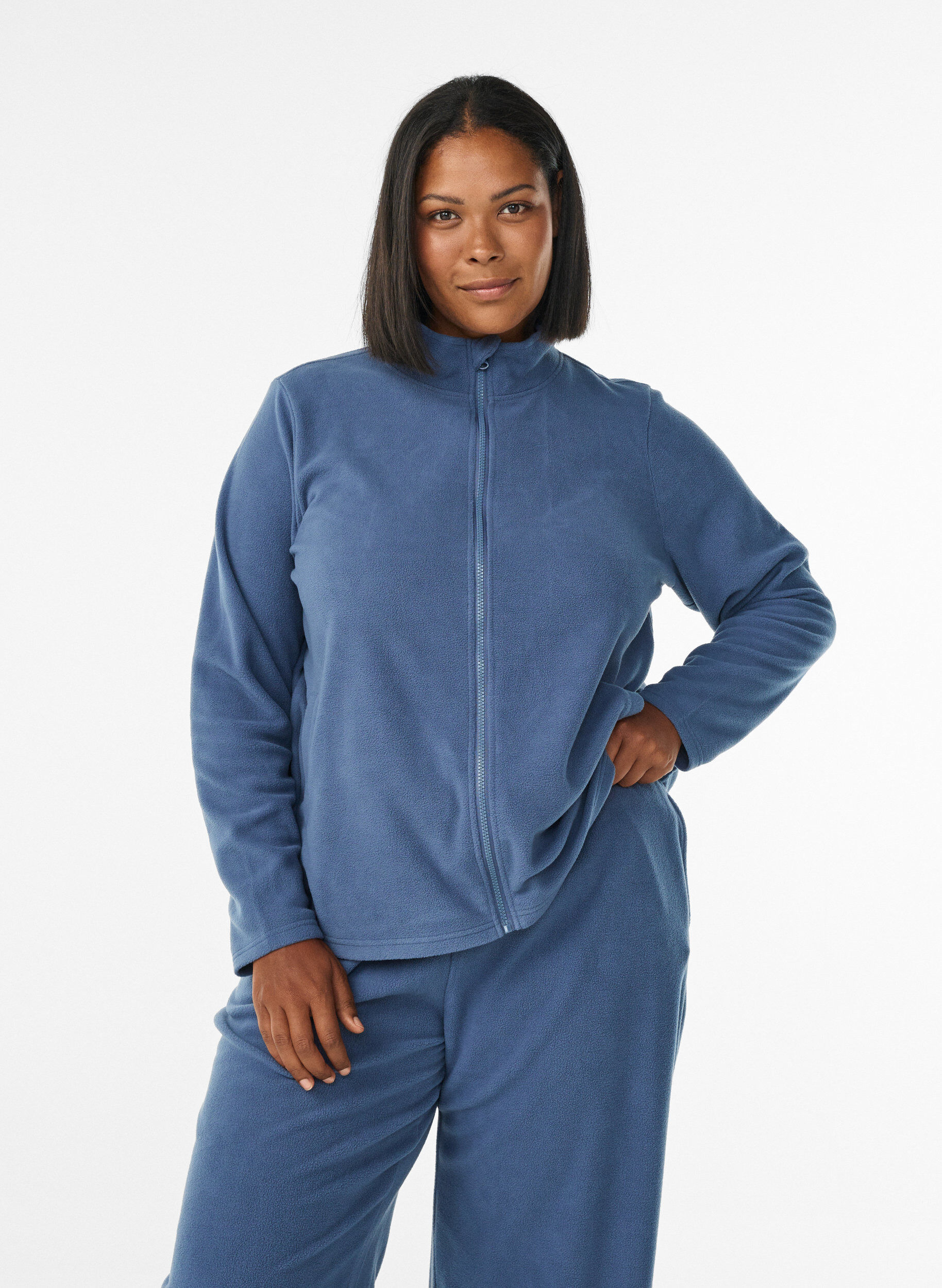Top aus Fleece mit Rei&szlig;verschluss und hohem Kragen, Blau, Model