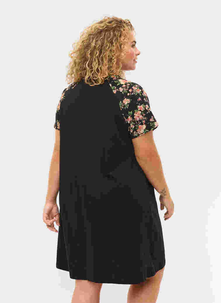 Kurzarm Nachthemd aus Baumwolle mit Printdetails, Black Flower, Model image number 1