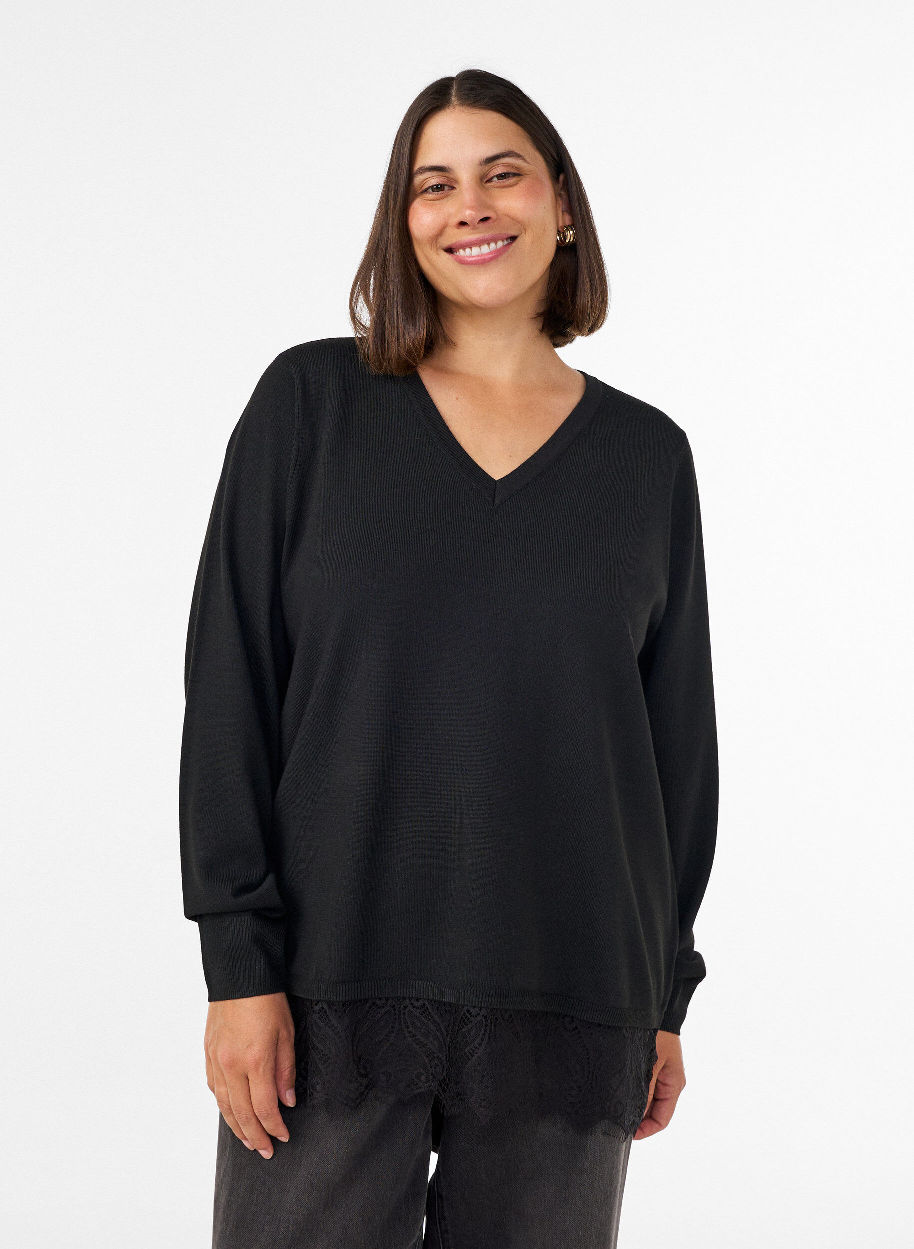 Bluse aus Strick mit V-Ausschnitt und Spitzen, Schwarz, Model