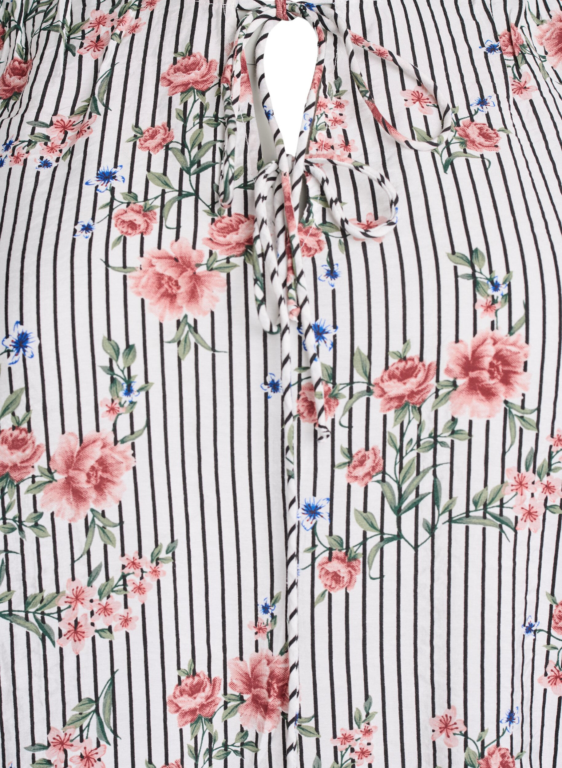 Zizzi Bluse mit gebl&uuml;mtem Print und Bindedetail, Schwarz, Packshot image number 2