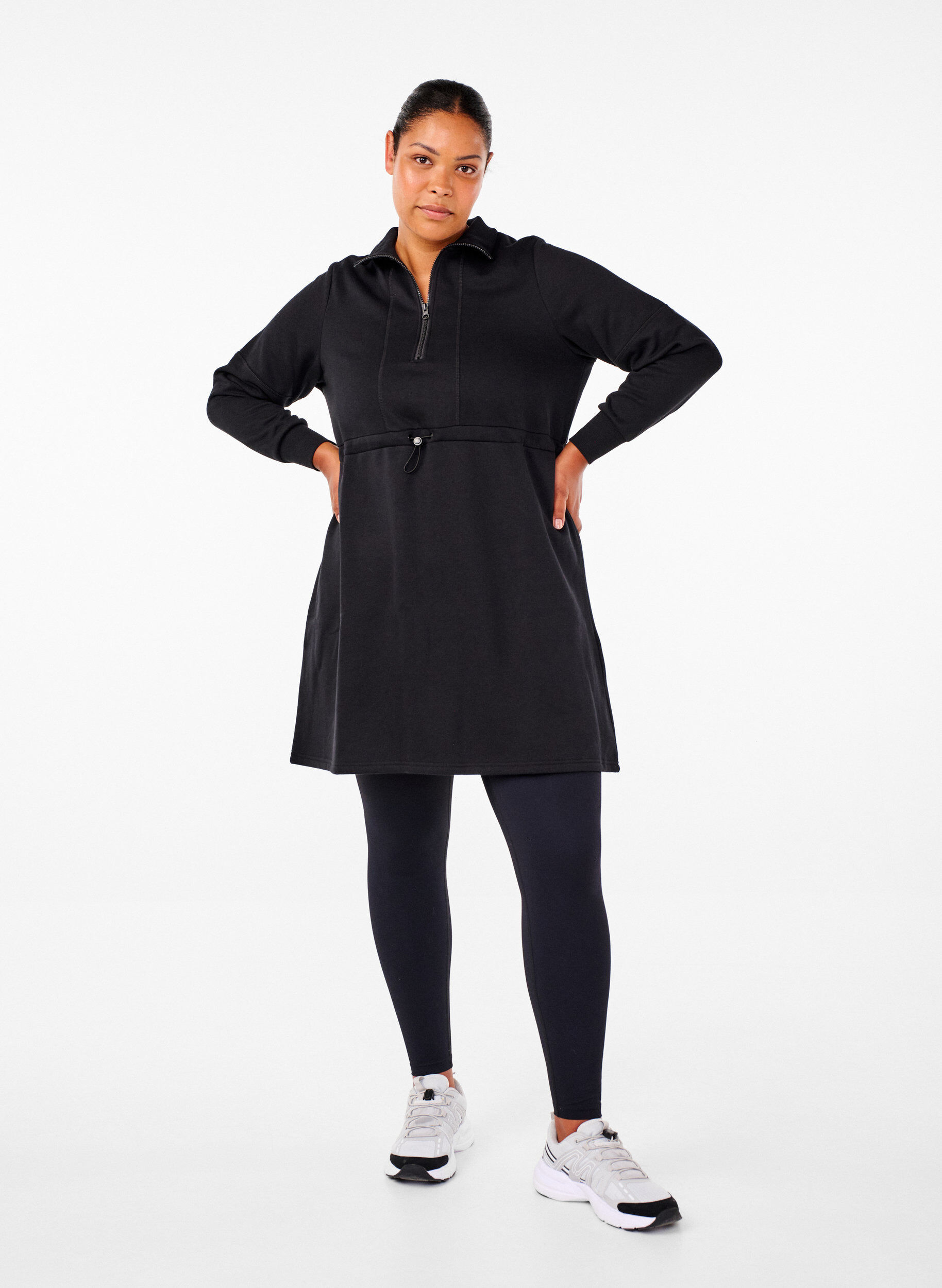 Zizzi Kurzes Sweatshirtkleid mit Stehkragen und verstellbarer Taille, Black, Model image number 3