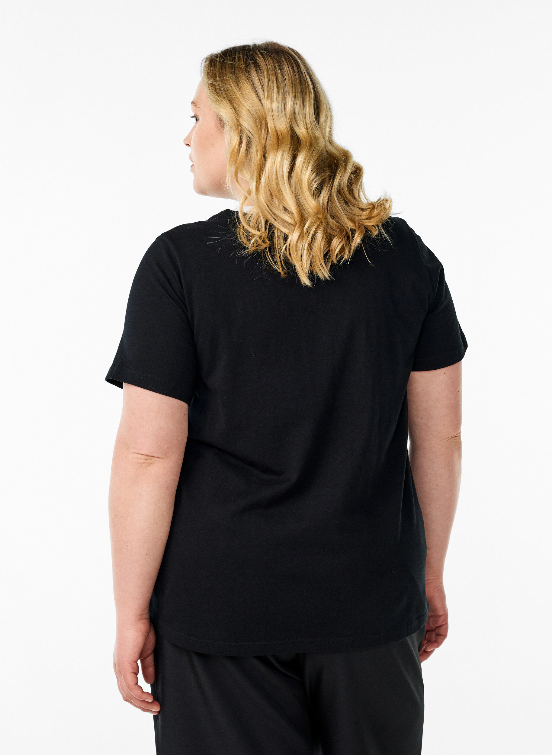 Zizzi T-Shirt mit Textdruck und Kontrastbesatz, Schwarz, Model image number 2