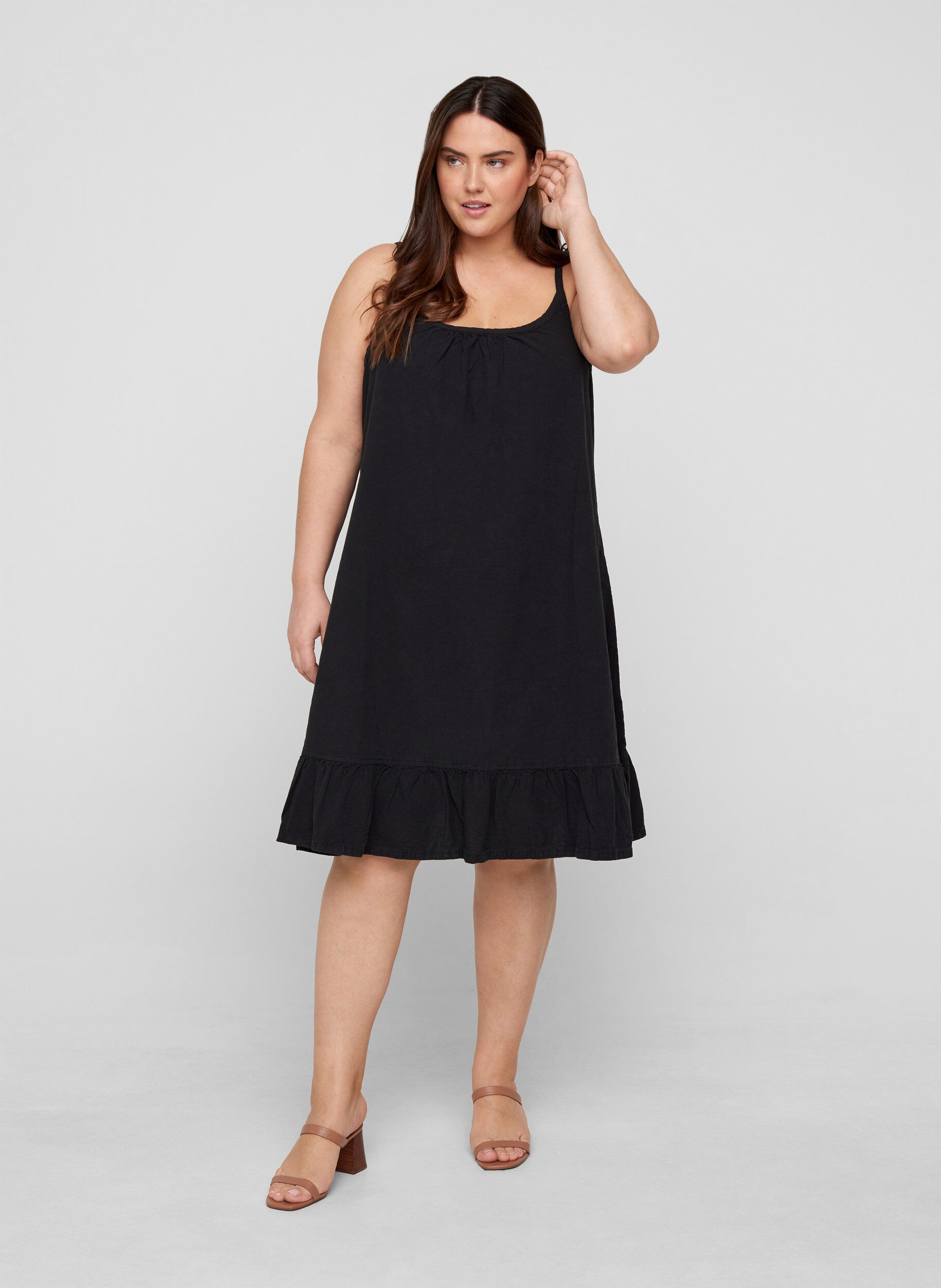 Zizzi Baumwollkleid mit d&uuml;nnen Tr&auml;gern und A-Linie, Black, Model image number 2