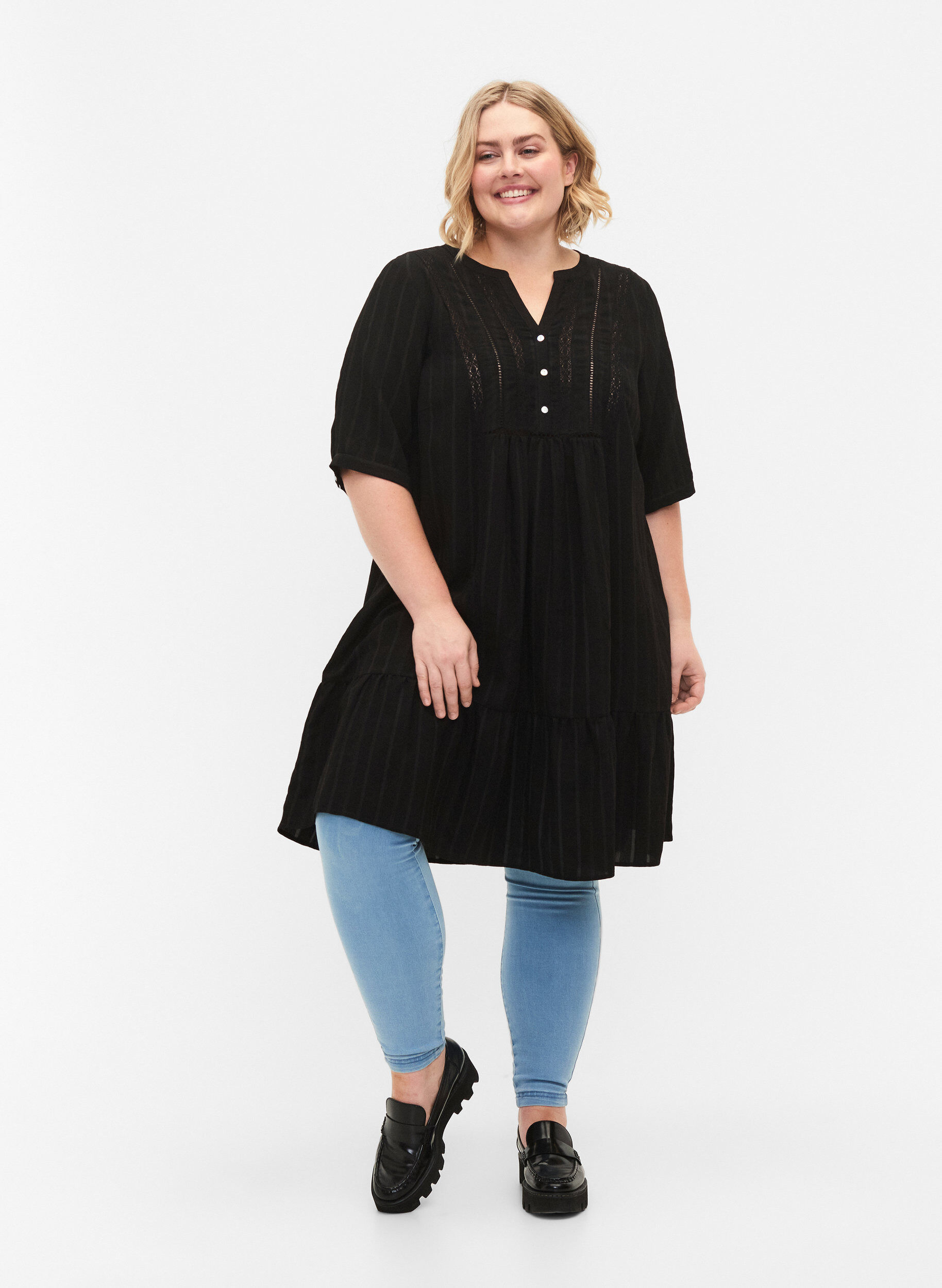 Zizzi Gestreiftes Viskose Kleid mit Spitzenb&auml;ndern, Black, Model image number 2