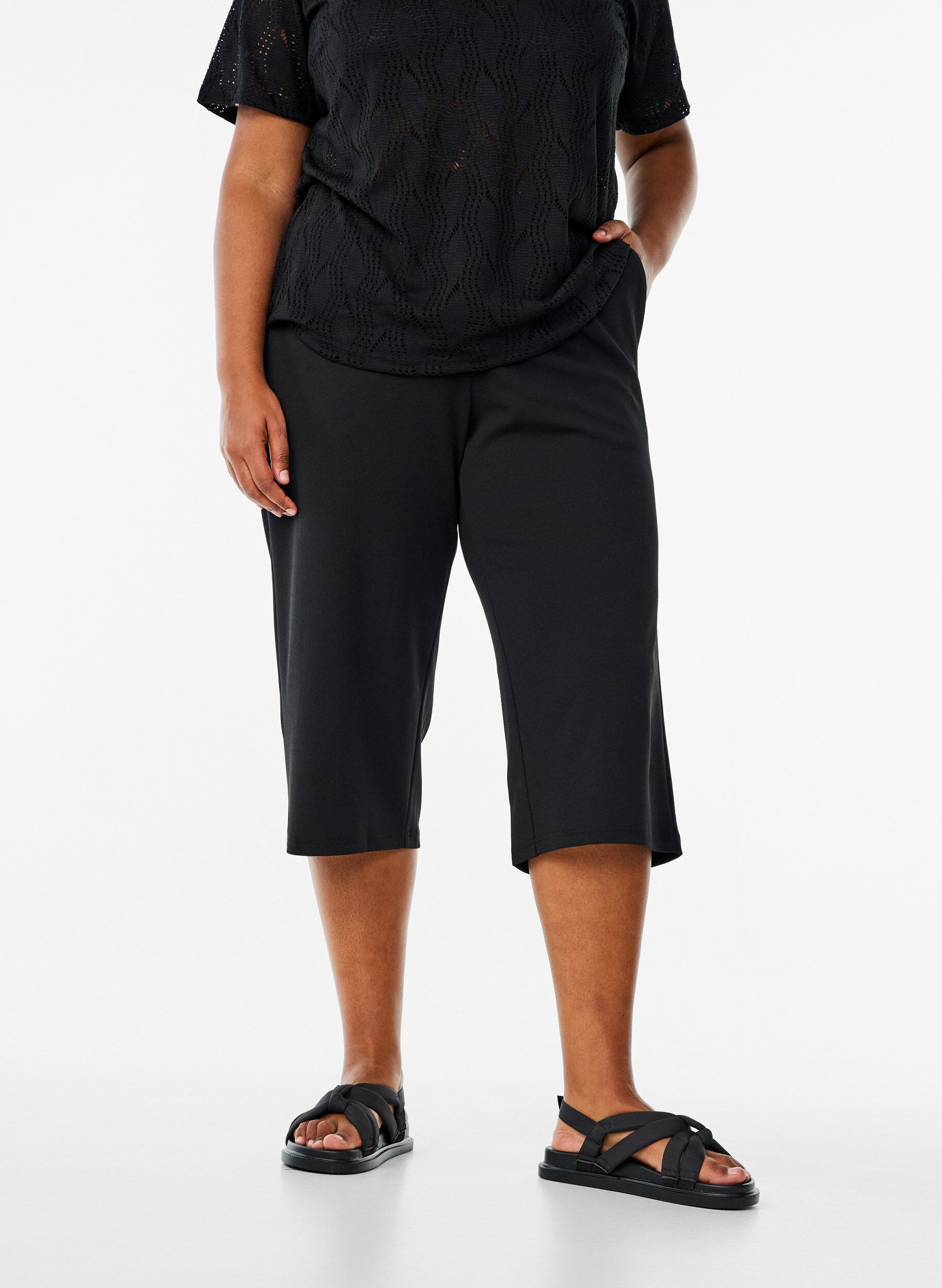 Zizzi FLASH - Hochtaillierte Knickerbocker mit lockerem Schnitt, Schwarz, Model image number 3