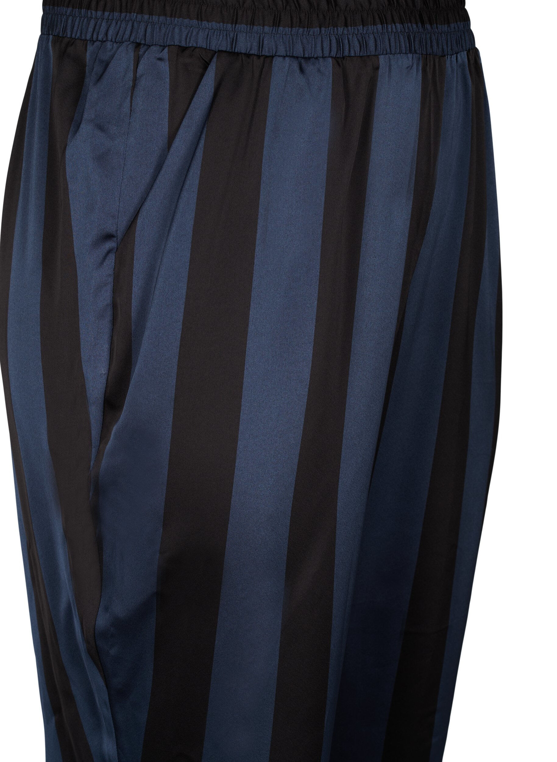 Zizzi Kurz geschnittene Hose mit Streifen, Blau, Packshot image number 2