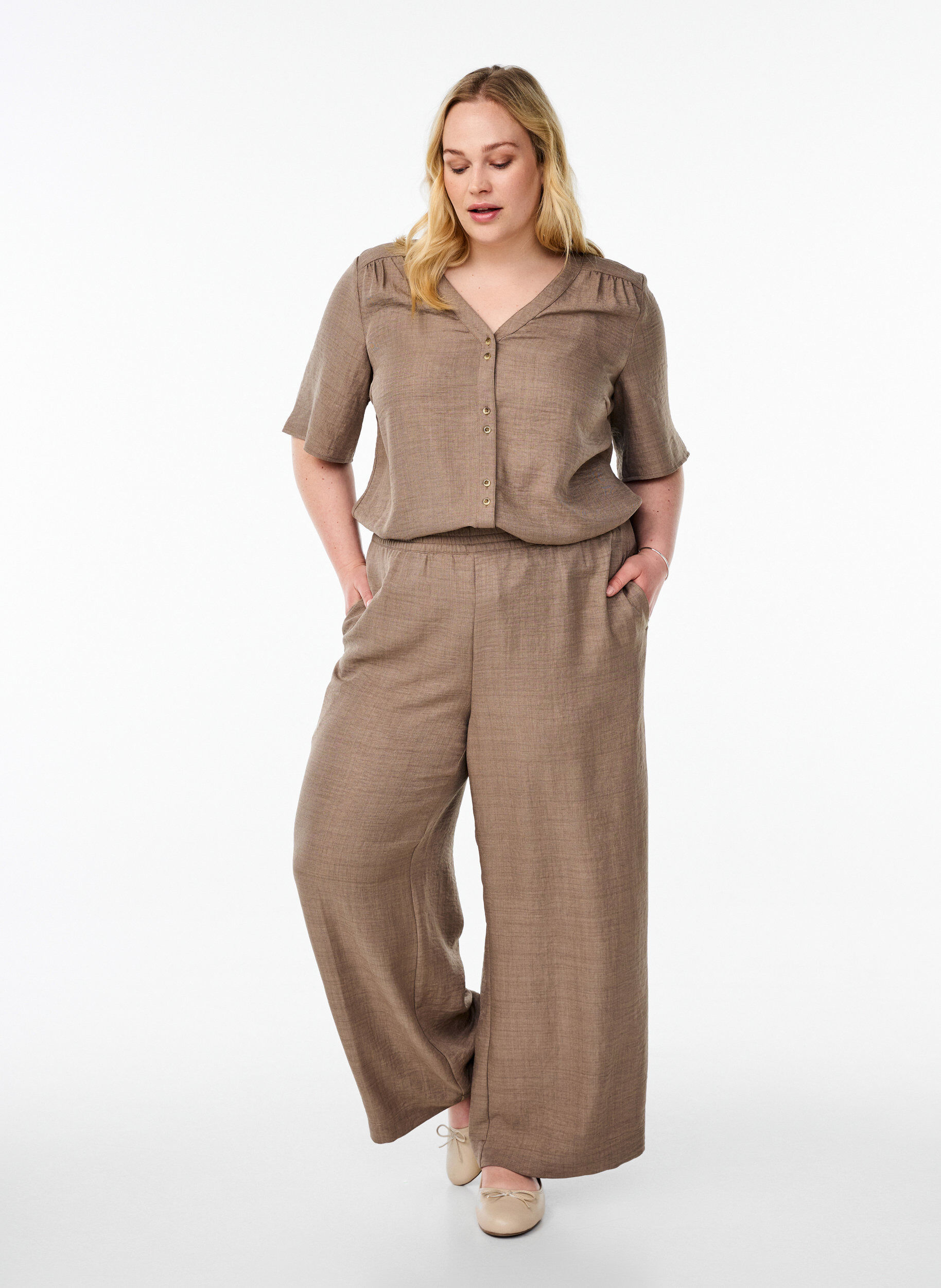 Lockere Hose mit elastischem Bund und Taschen, Braun, Model