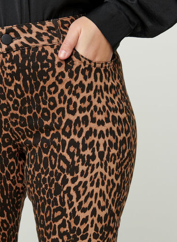 Amy Jeans mit Print, Leopard, Model image number 1