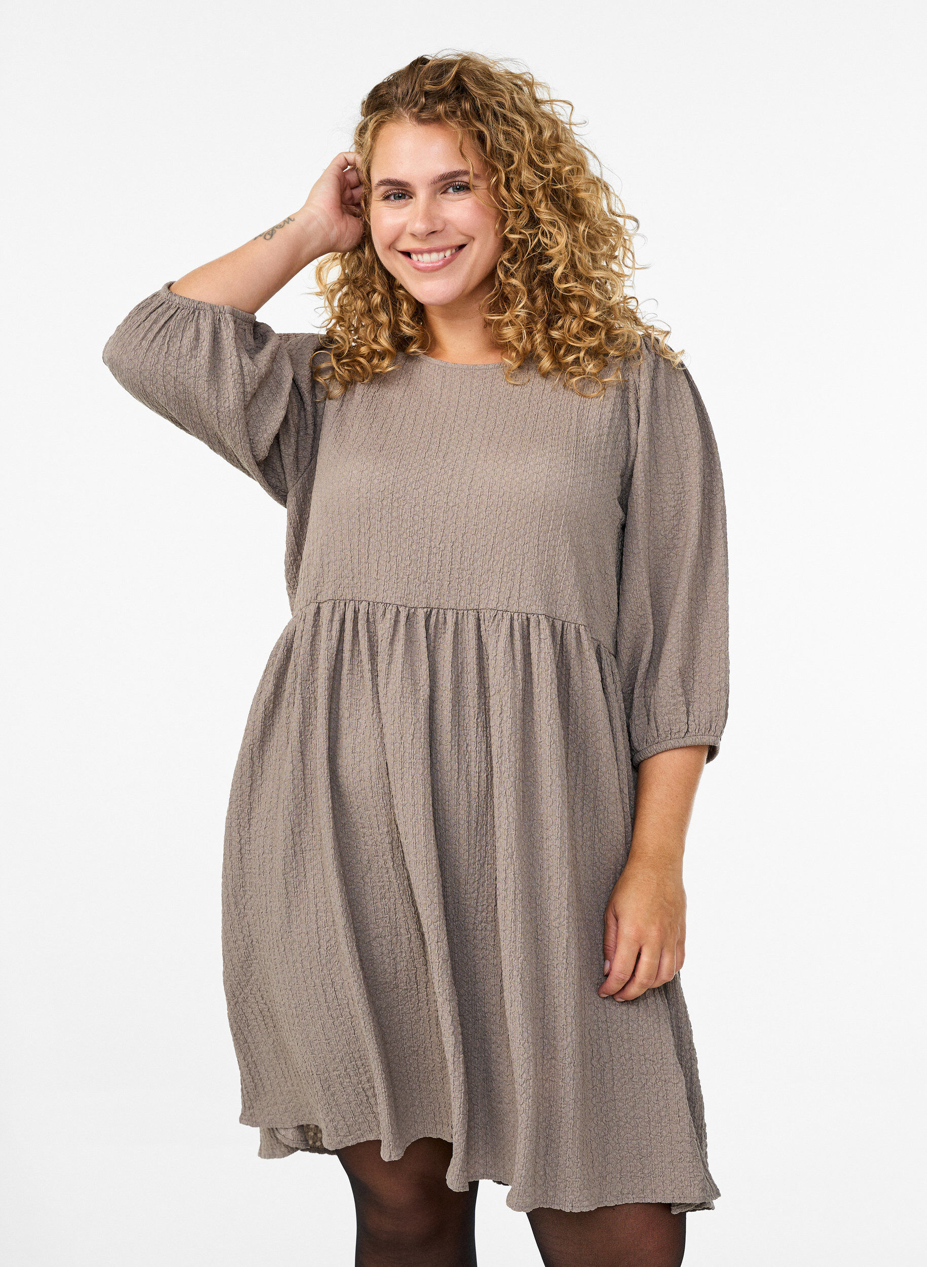 Zizzi Kurzes Kleid aus strukturiertem Stoff mit 3/4-&Auml;rmeln, Beige, Model image number 0