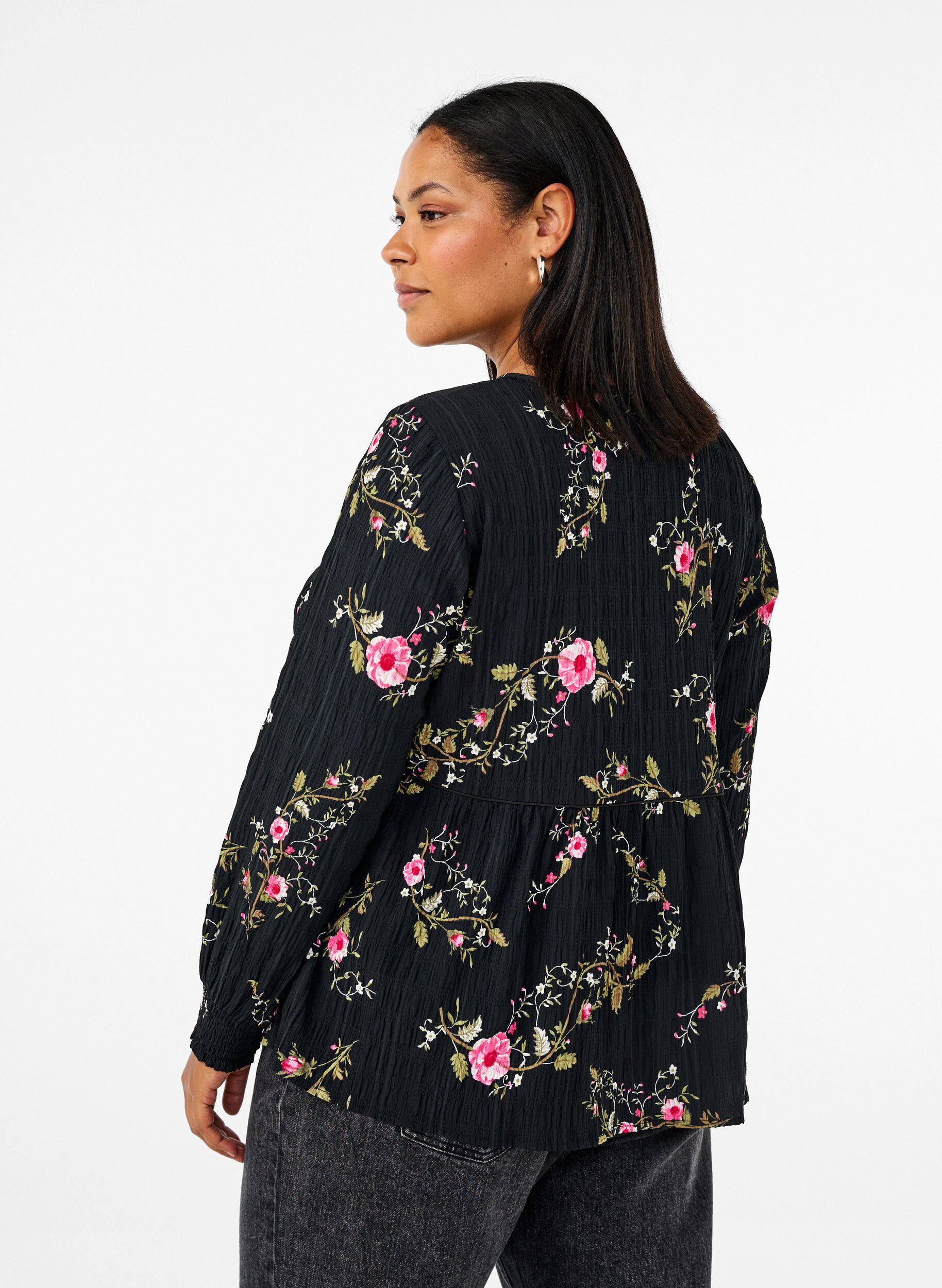 Zizzi Lang&auml;rmelige Bluse mit gebl&uuml;mtem Muster, Schwarz, Model image number 2