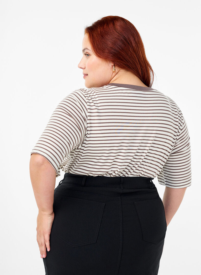 Gestreiftes T-Shirt aus Lyocell mit Rundhalsausschnitt, Braun, Model image number 2