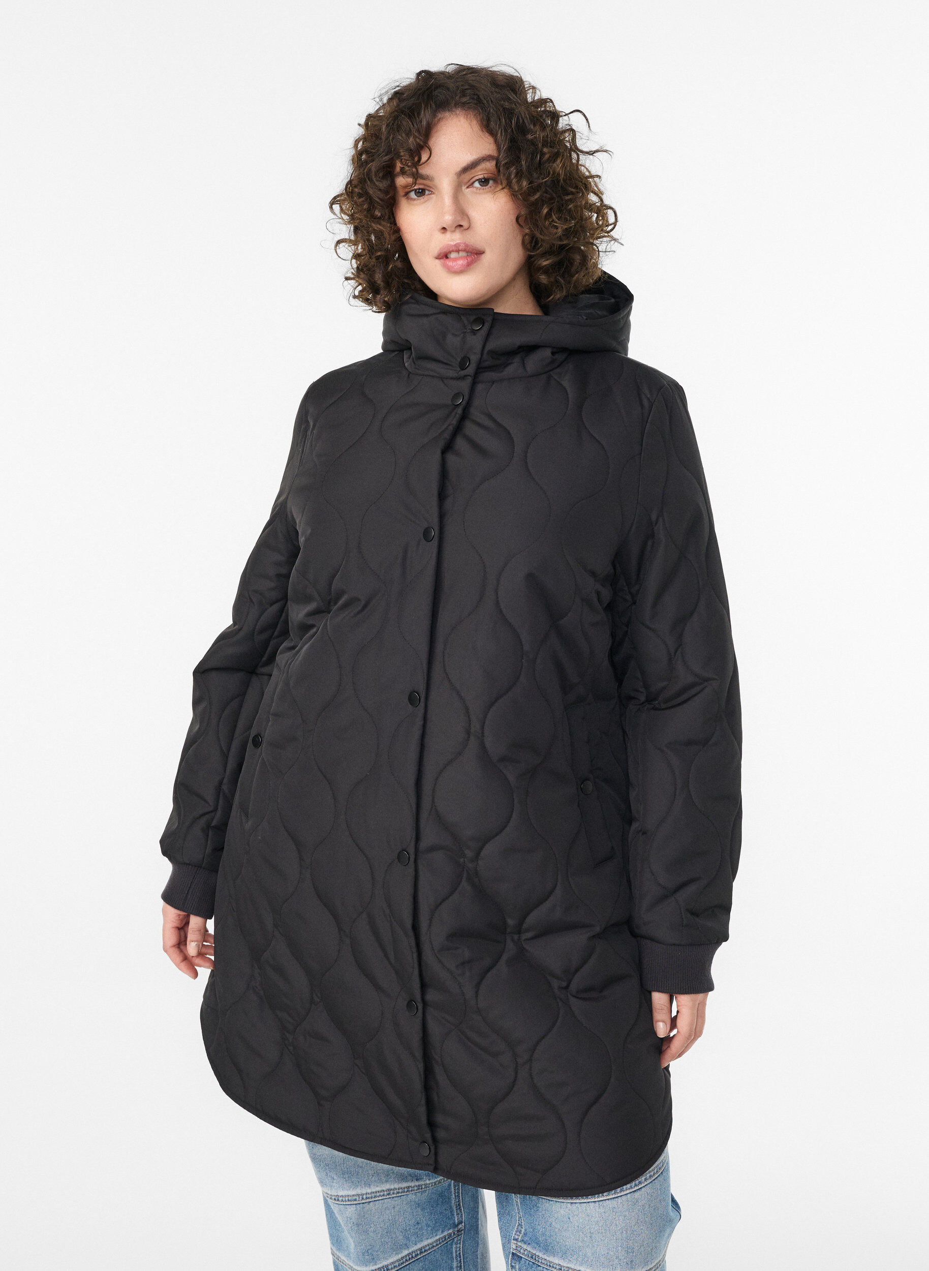 Mittellange Steppjacke mit Kapuze, Schwarz, Model