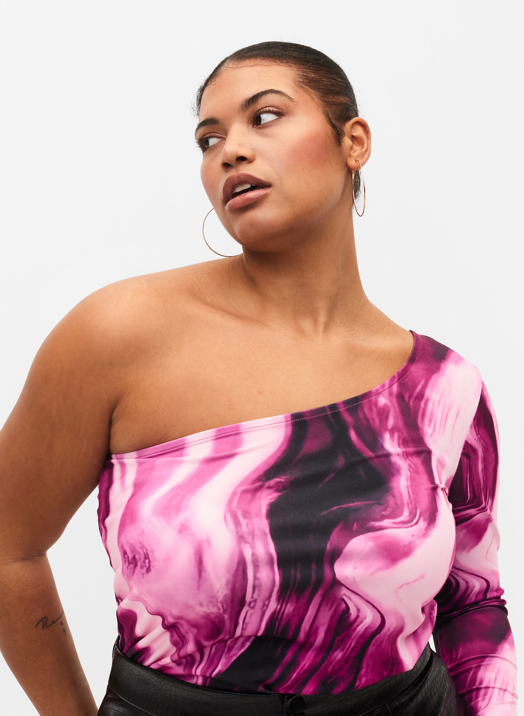 Zizzi One-Shoulder Bluse mit Print, Raspberry Rose AOP, Model image number 2