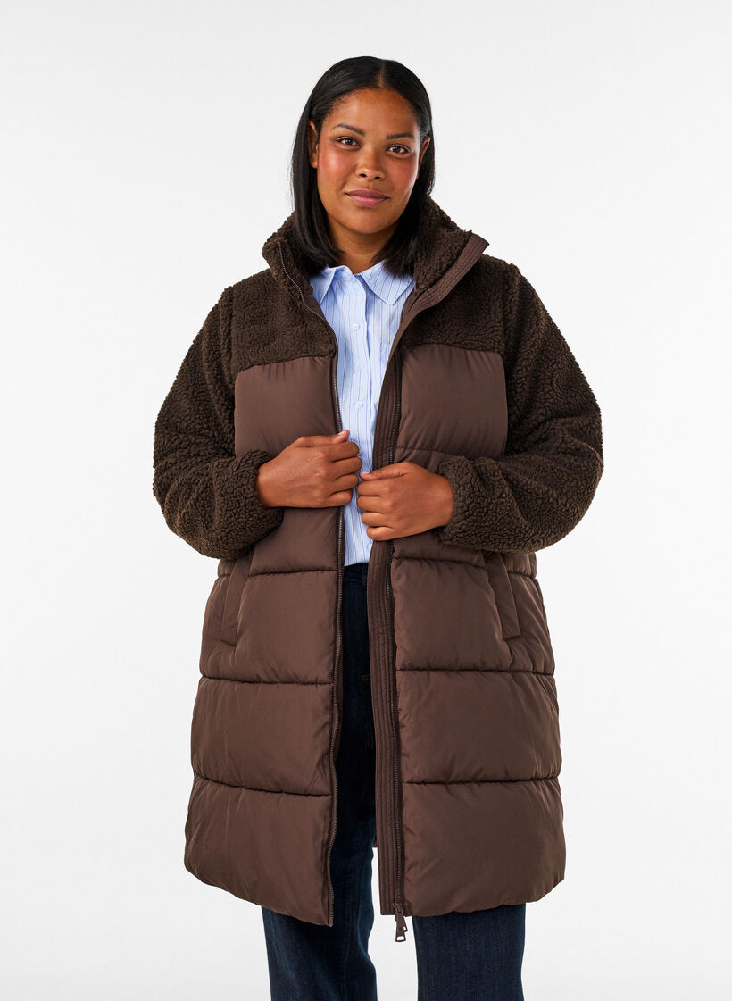Mittellange Steppjacke mit Teddyfleece, Braun, Model