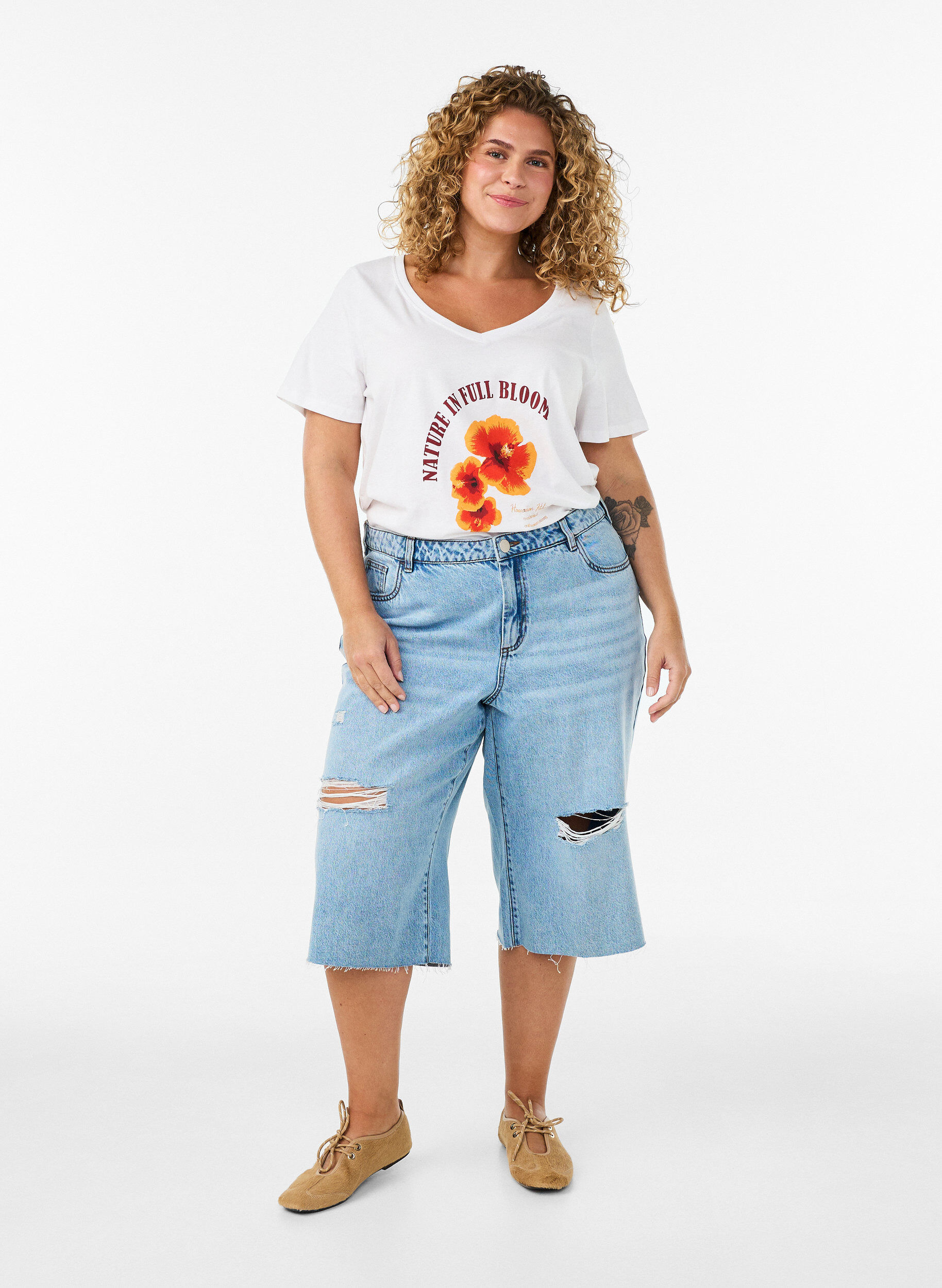 ZizziT-Shirt aus Baumwolle mit Frontprint und V-Ausschnitt, Wei&szlig;, Model image number 1