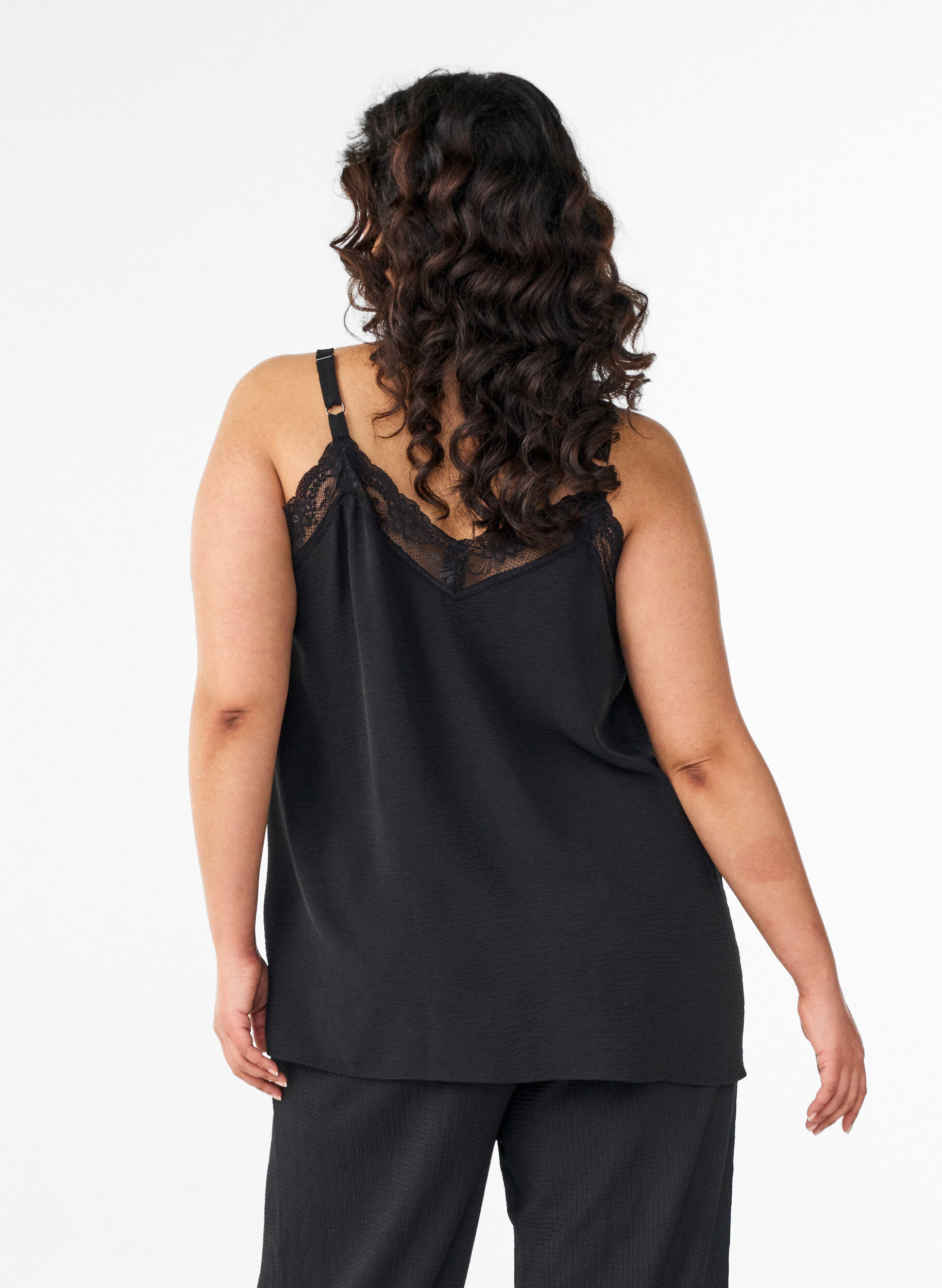 Zizzi Cami-Top mit V-Ausschnitt und Spitzen, Schwarz, Model image number 2