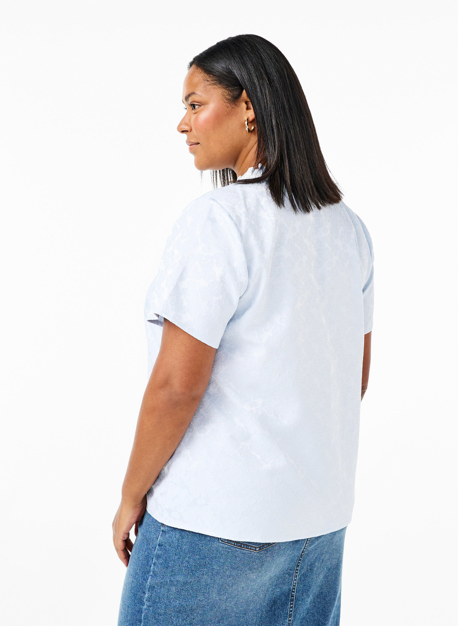 Zizzi Kurz&auml;rmelige Jacquard-Bluse mit Schleifen, Blau, Model image number 2