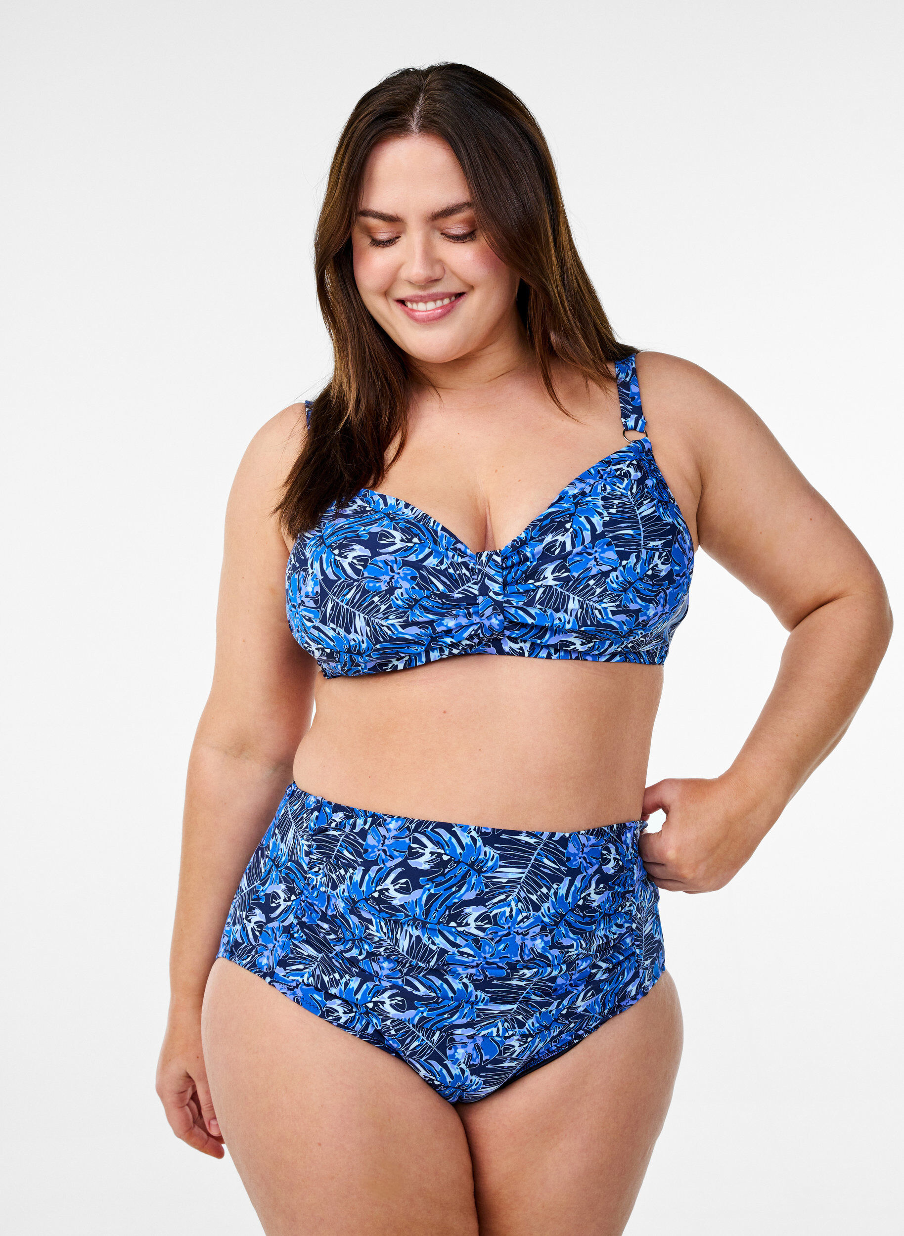 Hoch taillierte Bikinihosen mit Muster, Blau, Model