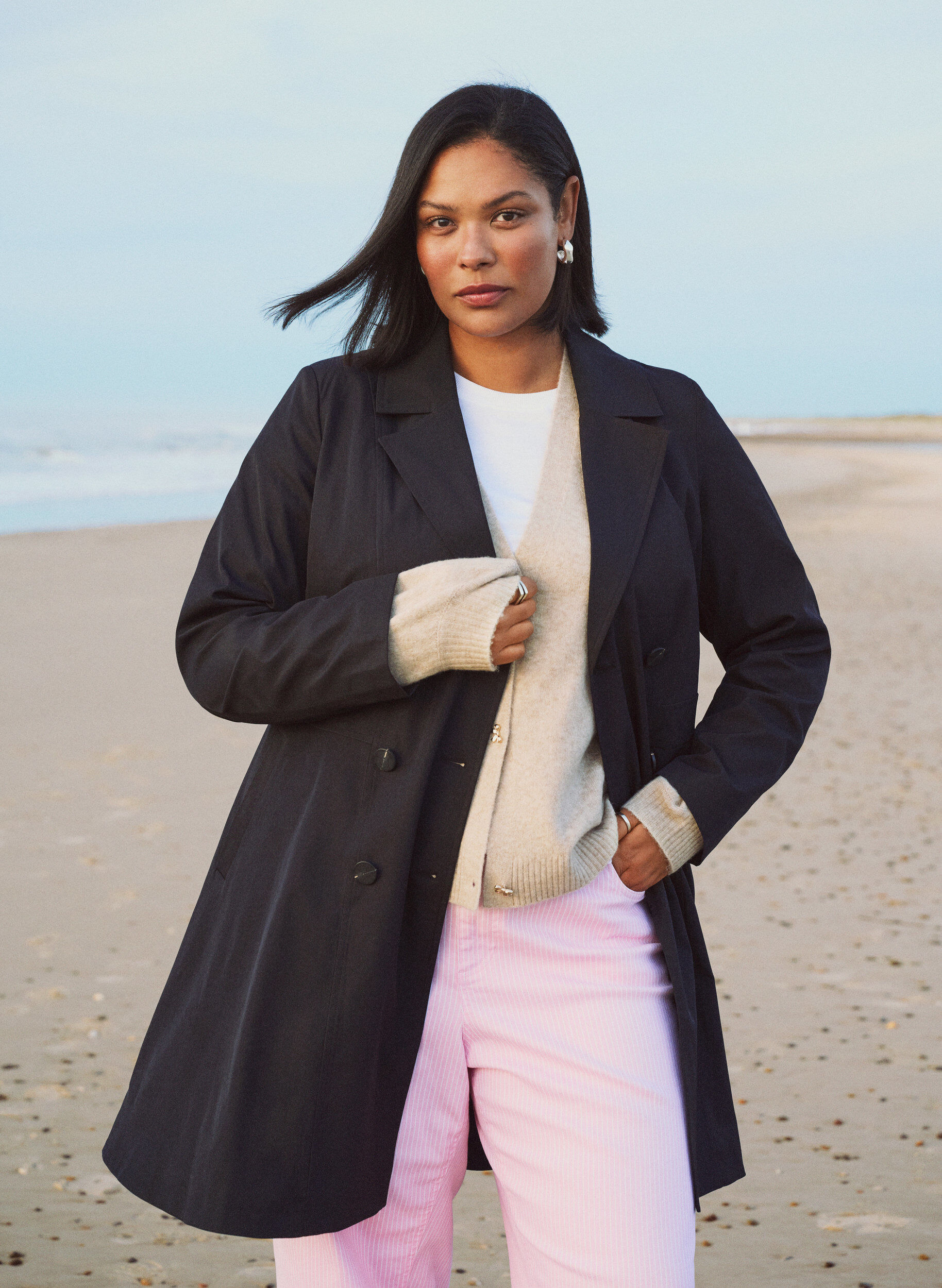 Zizzi Fr&uuml;hlingsmantel in A-Linie mit doppelreihiger Knopfleiste, Schwarz, Image image number 0