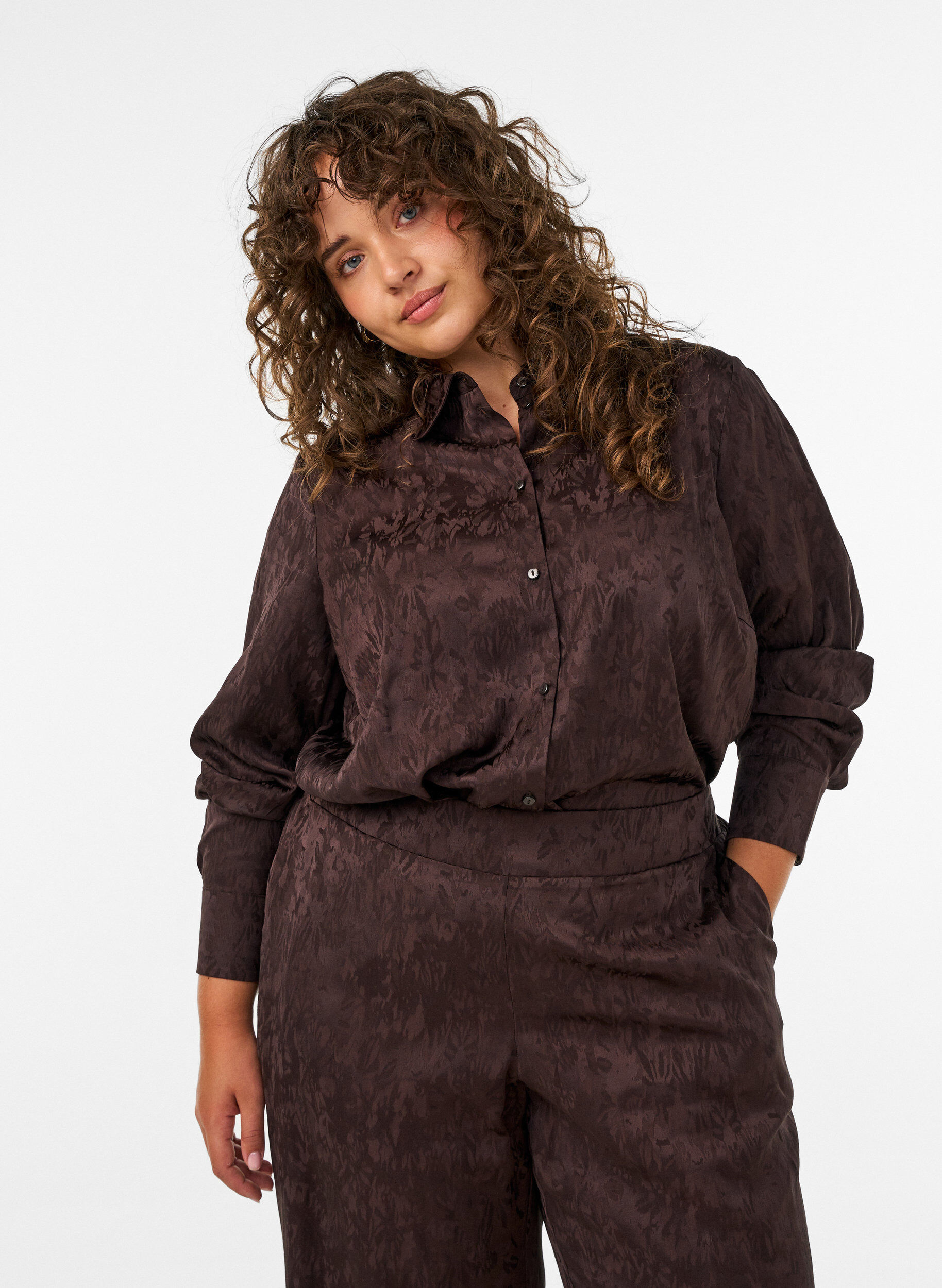 Bluse mit Ton-in-Ton-Paisleymuster, Braun, Model